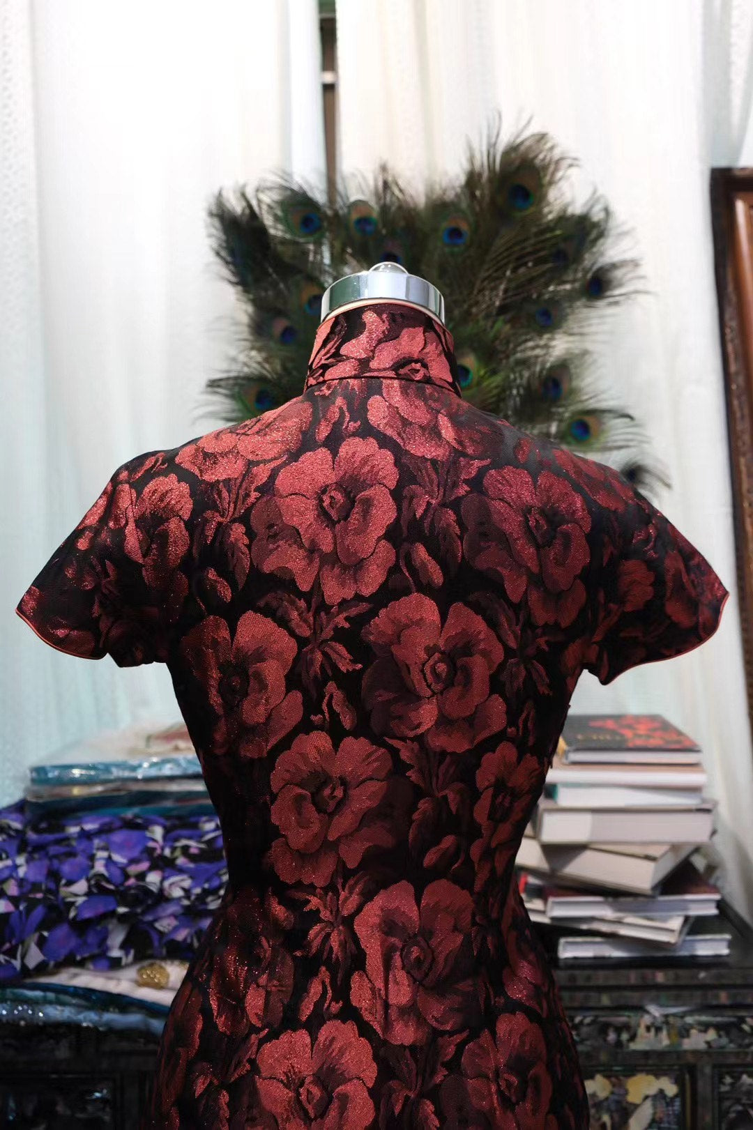 50年代 - 香港经典 黑地红金繁花织锦/织金提花三角腰中长款古董旗袍：【暗香浮金】| 1950s - Classic Hong Kong Qipao: Black-Base Red-Gold All-Over Floral Brocade/Jacquard, Triangular Waist, Mid-Length Antique Style: "Hidden Fragrance, Floating Gold"