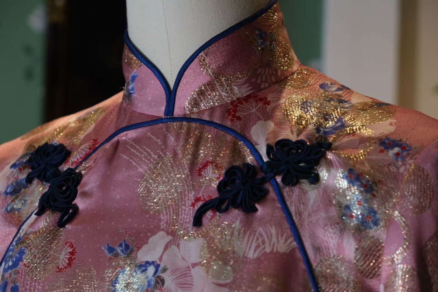 60年代 - 「金流星辰」：上世纪六十年代罕见双圆襟倒大袖嵌丝硬花扣意大利织金波点古董港式旗袍 / 1960s - "Golden Constellation": A Rare 1960s Hong Kong Vintage Qipao with Double Round Lapel, Inverted Wide Sleeves, Hard Floral Buttons, and Italian Lurex Polka Dots