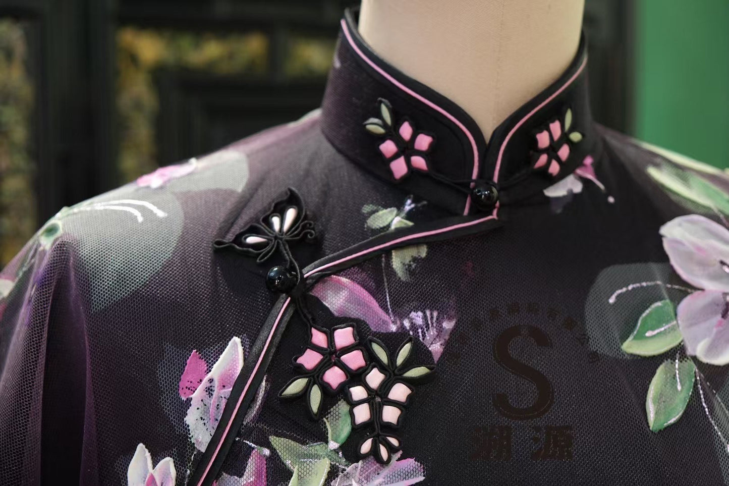 客定结缘 - Ruffo Coli奢华定制系列：暗夜幽兰·黛黑薄纱手绘花卉旗袍 (Qipao) | Customized Design- Ruffo Coli Luxury Custom Collection: The Midnight Orchid — Hand-Painted Floral Sheer Black Cheongsam (Qipao)