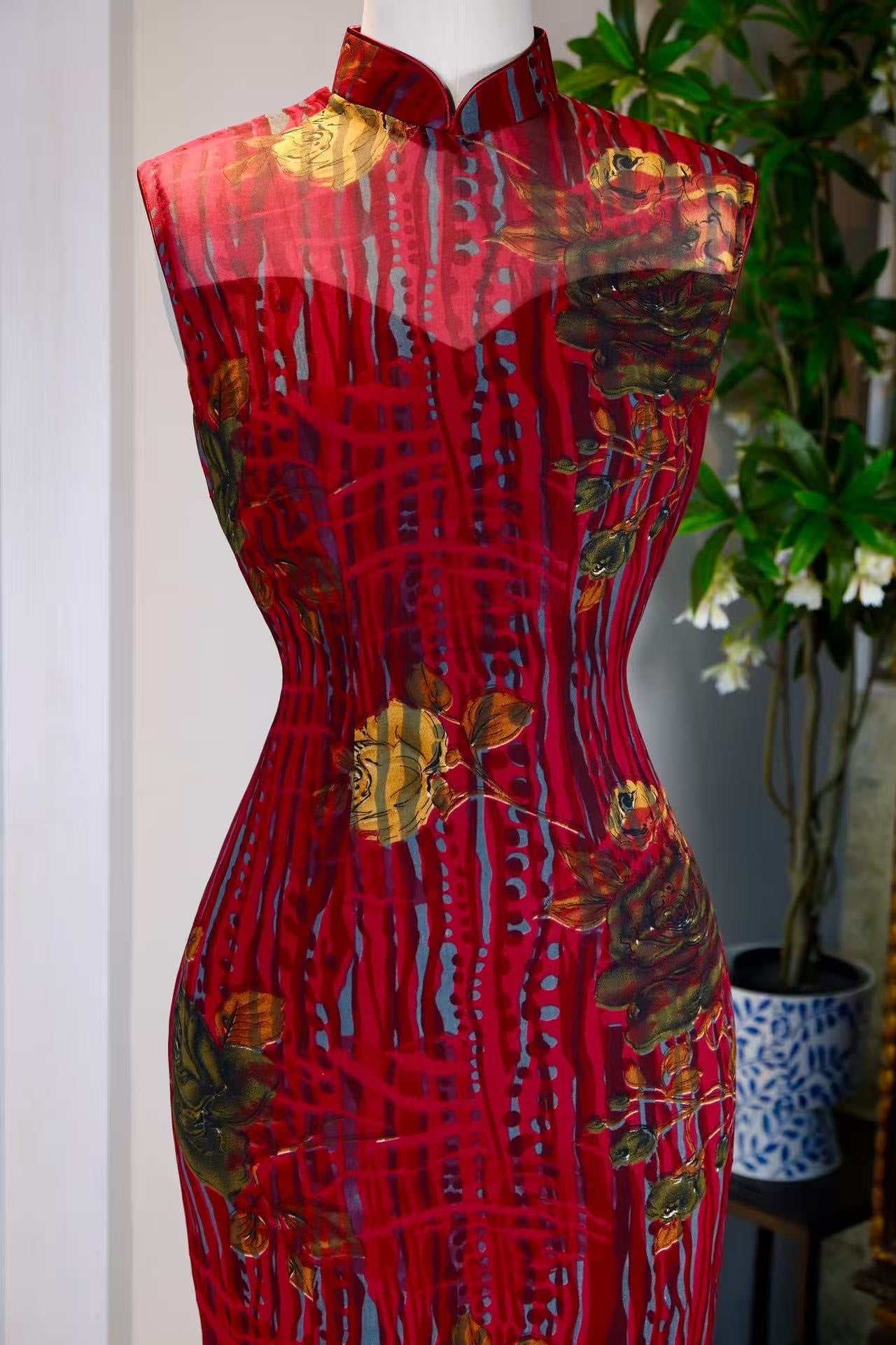 客订结缘 - 《繁花序曲》——写意金丝真丝玫瑰·立体塑形定制艺术旗袍 | Customized Design - "The Prelude of Blossoms" —— Bespoke Art-Piece Qipao in Golden-Thread Silk with 3D Sculptural Lining