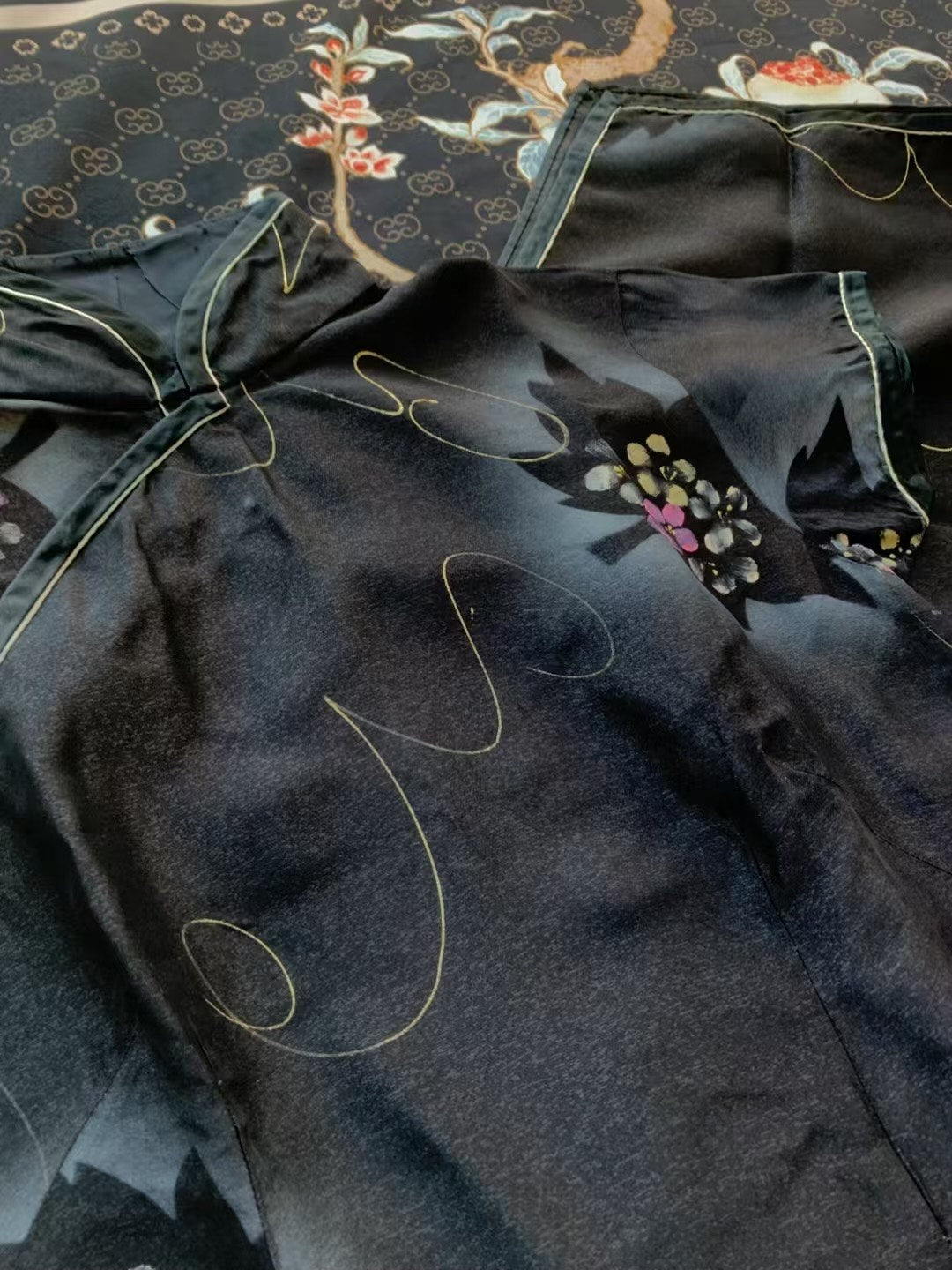 50年代- 🌌 繁星枫影 · 桃花坠露夜黑地细闪喷绘视觉系修身旗袍 | 1950s- 🌌 Starlight Maple Silhouette · Falling Peach Blossoms on Shimmering Black Qipao