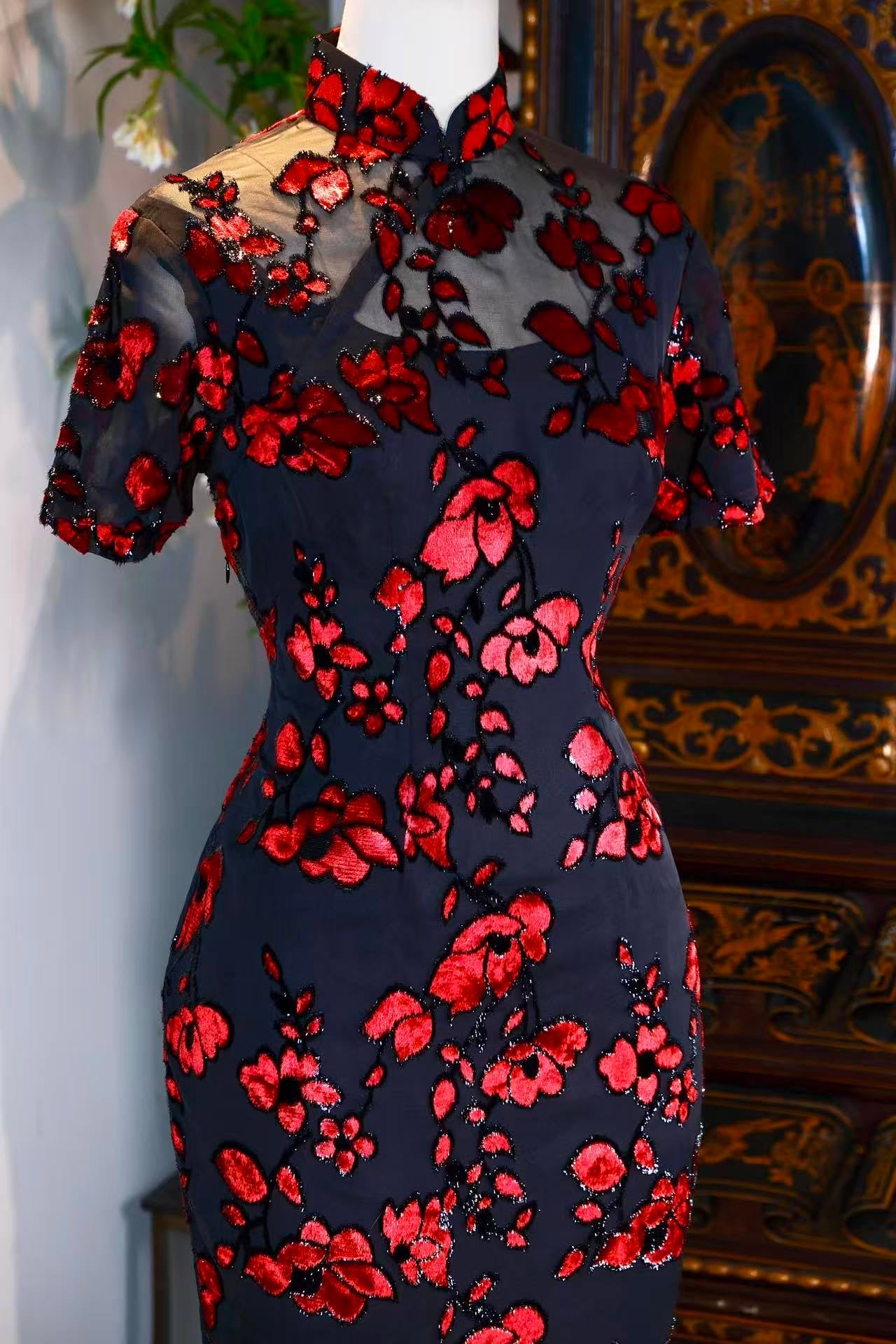 50年代 - 暗夜红莲·五十年代香港制黑金丝烧花丝绒镂空挖胸古董旗袍 | 1950s - Dark Night Red Lotus: A 1950s Hong Kong Vintage Burnout Velvet Cheongsam with Black Metallic Thread and Keyhole Cutout