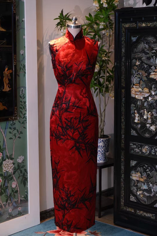 出售样衣 - 🎋 酒红暗花幽篁影 · 港工曳地长款无袖旗袍 | Sample Sale - 🎋 Crimson Brocade Shadow Bamboo · Hong Kong Atelier Floor-Length Qipao