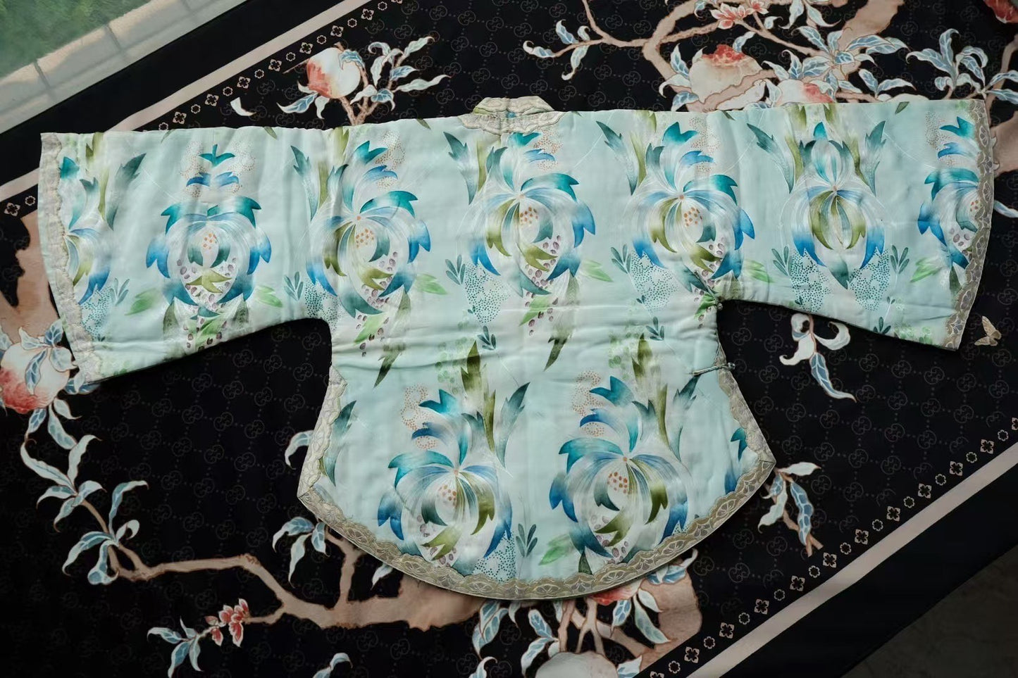 20年代 - ‘湖光春晓’·民国二十年代浅蓝地提花丝绸水墨晕染花卉圆摆花边倒大袖古董上衣 / 1920s - ‘Lake Spring Dawn’·1920s Republic-Era Light-Blue Jacquard Silk Floral Ink-Wash Print Peplum Antique Short Jacket/Top with Petal Cuffs