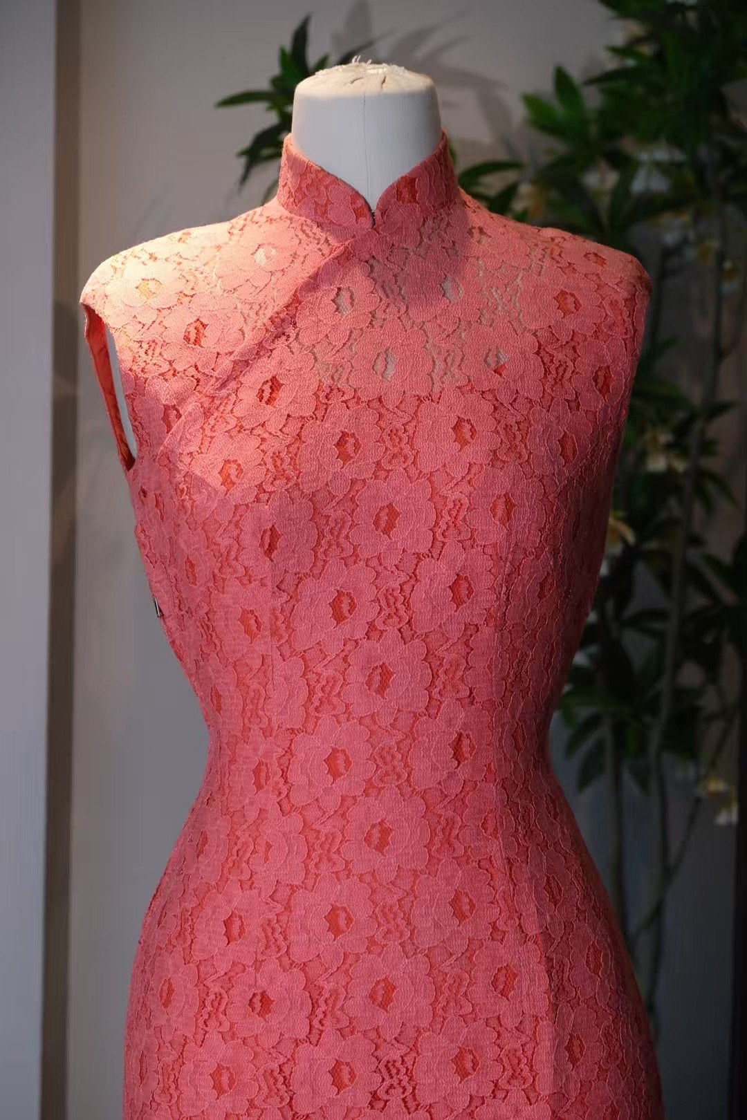 60年代 - 夏日西柚・姐妹花：法式蕾絲挖胸款＆織銀花卉氣泡粉古董港式旗袍套組 / 1960s - Summer Grapefruit Duo - Sister Act: French Lace Keyhole Qipao & Silver-Woven Floral Bubblegum Pink Antique Hong Kong Qipao Set