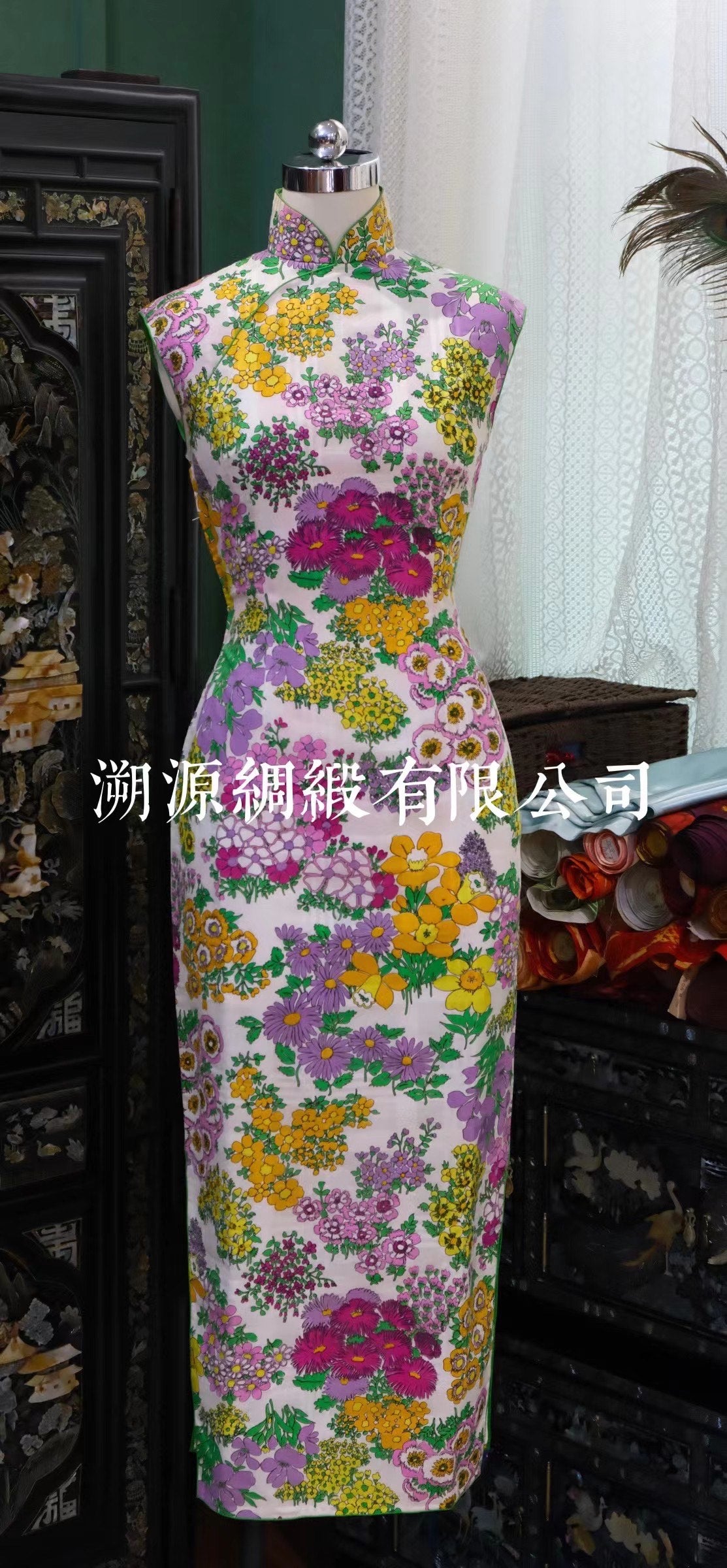 60年代 - 时代记忆：香港摩登复古风无袖花卉印花修身旗袍 | 1960s - Vintage Glamour: Hong Kong Mod-Style Sleeveless Qipao with Vibrant Floral Print