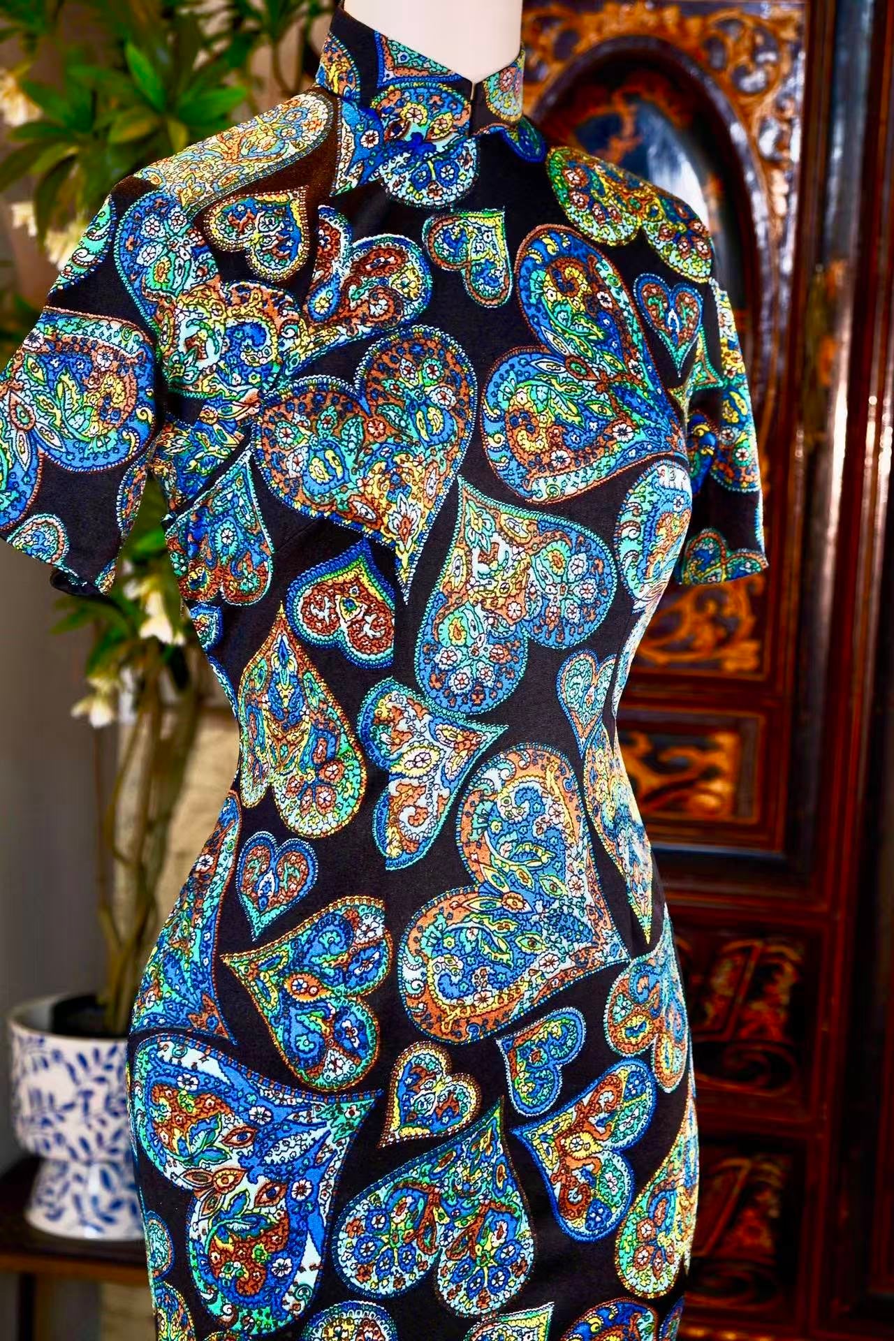 60年代 - 香江绮梦：手绘佩斯利纹古董旗袍 | 1960s - A Fragrant River Dream: Hand-Painted Paisley Antique Qipao