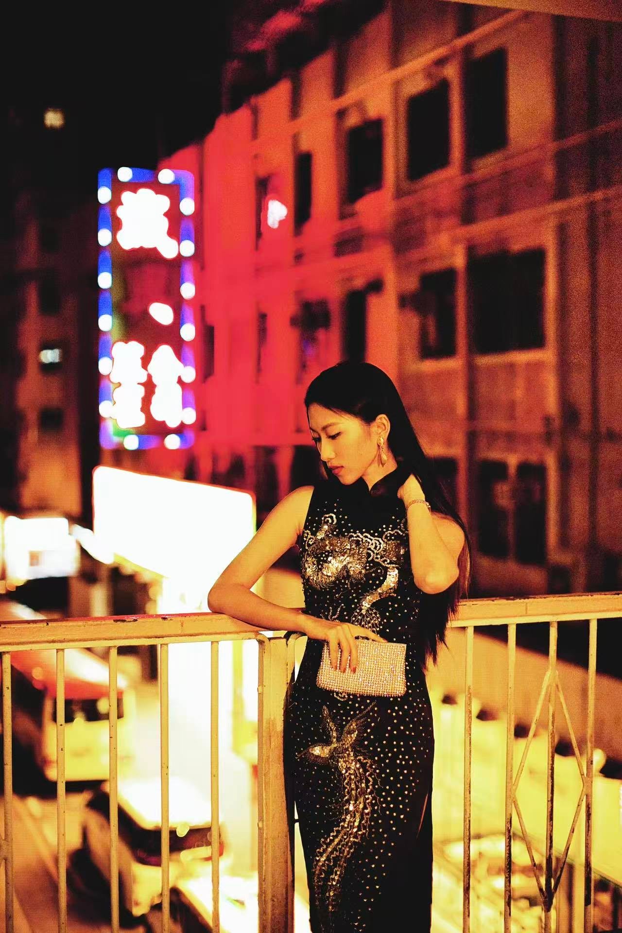 60年代 - 夜霓虹·黑缎银珠潮绣龙凤呈祥古董旗袍 | 1960s - Neon Night: Vintage Cheongsam in Black Satin with Silver Pearl Chao Embroidery of the Dragon & Phoenix