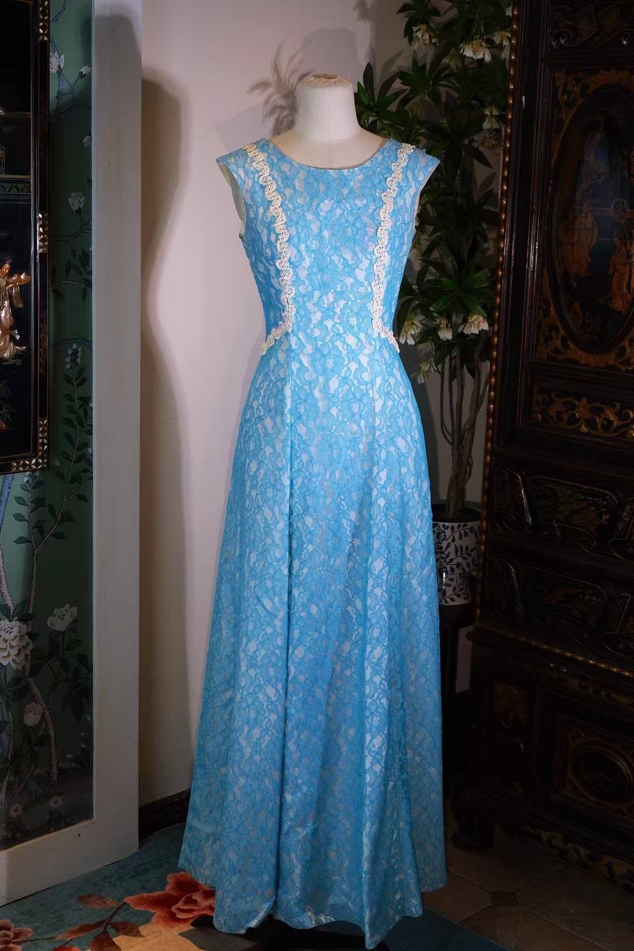 Vintage钉珠礼服 - 海上花列传：六十年代香港织金钉珠古董裙 | Vintage Beaded Dress - Flowers of the Haunted Sea: 1960s Hong Kong Vintage Gowns with Gold Brocade and Hand-Beading