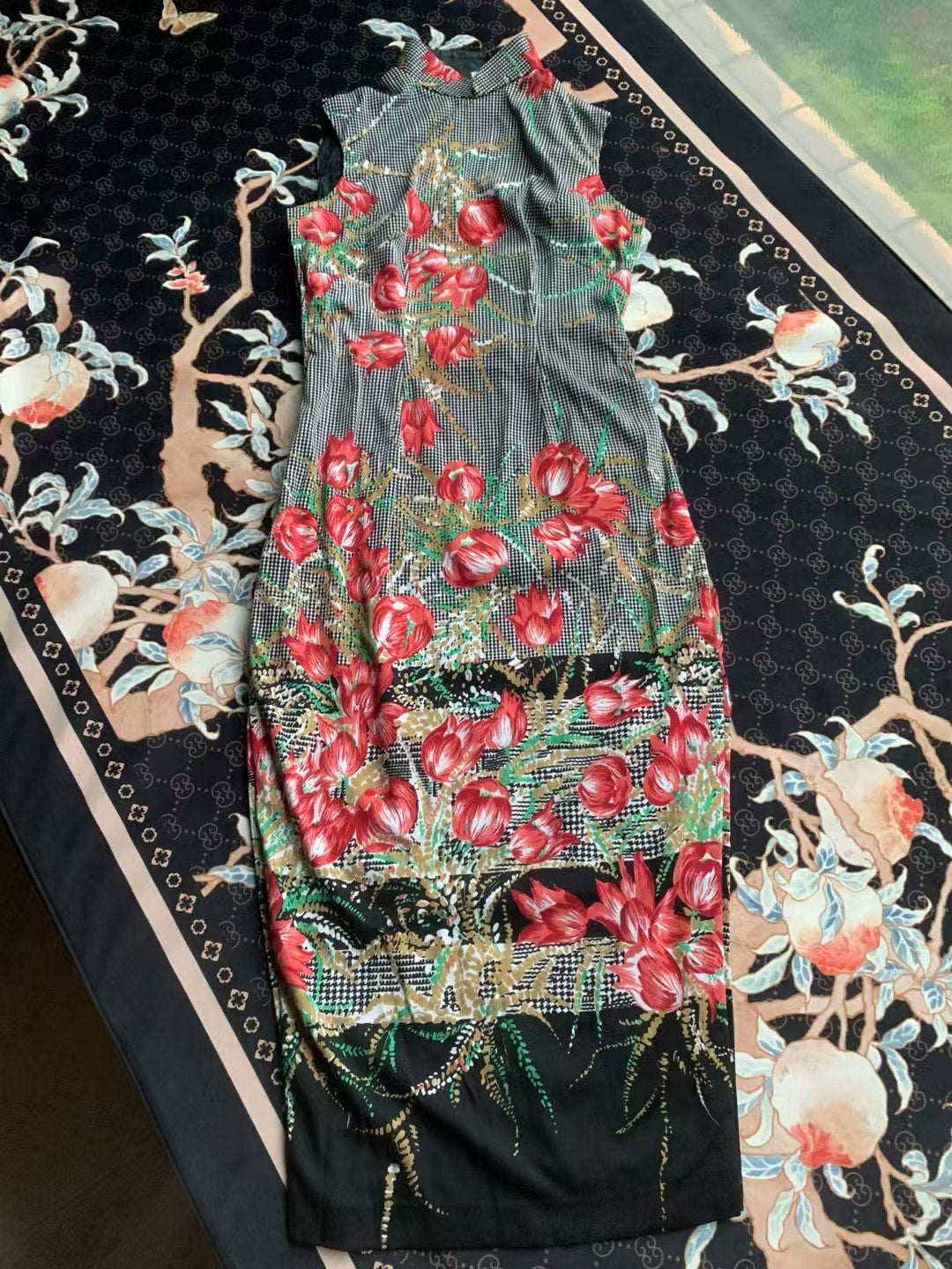 60年代 - 摩登六零年代・千鳥格素雅・熱情鬱金香・《花樣年華》氛圍感古董港式旗袍 / 1960s - The Mod Sixties - Houndstooth Serenity meets Tulip Passion - 'In the Mood for Love' Vibe Antique Hong Kong Qipao