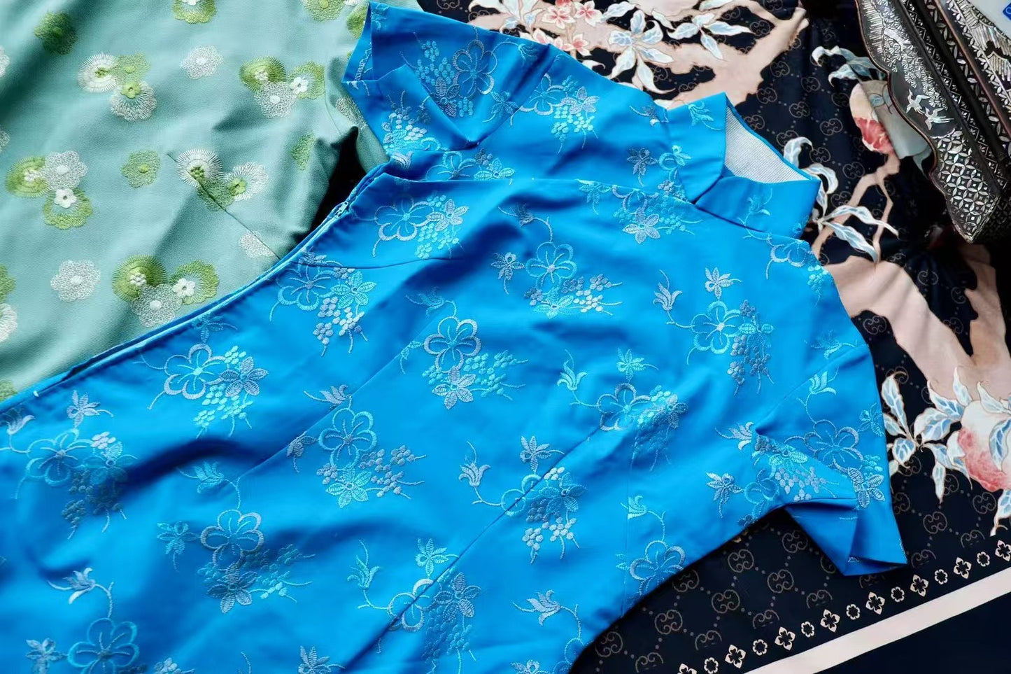 50年代 - 浅绿色刺绣旗袍 & 宝蓝色提花旗袍 / 1950s - Pale Green Embroidered Qipao & Royal Blue Jacquard Qipao