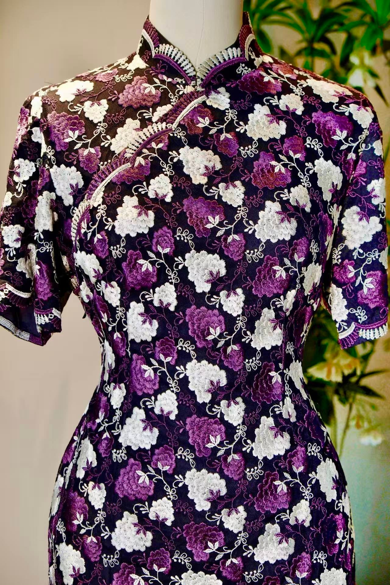60年代 - 法国进口葡萄紫刺绣蕾丝台湾产古董旗袍 | 1960s - A Vintage 1960s Taiwanese Cheongsam with French Grape-Purple Embroidered Lace