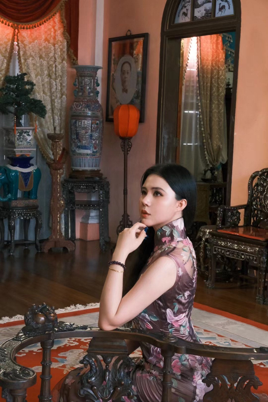 客定结缘 - Ruffo Coli 高定手工彩绘双层欧根纱无袖旗袍：《紫鸢花之恋》| Customized Design - Ruffo Coli Hand-Painted Haute Couture Double-Layer Organza Qipao: “Violet Iris Romance”