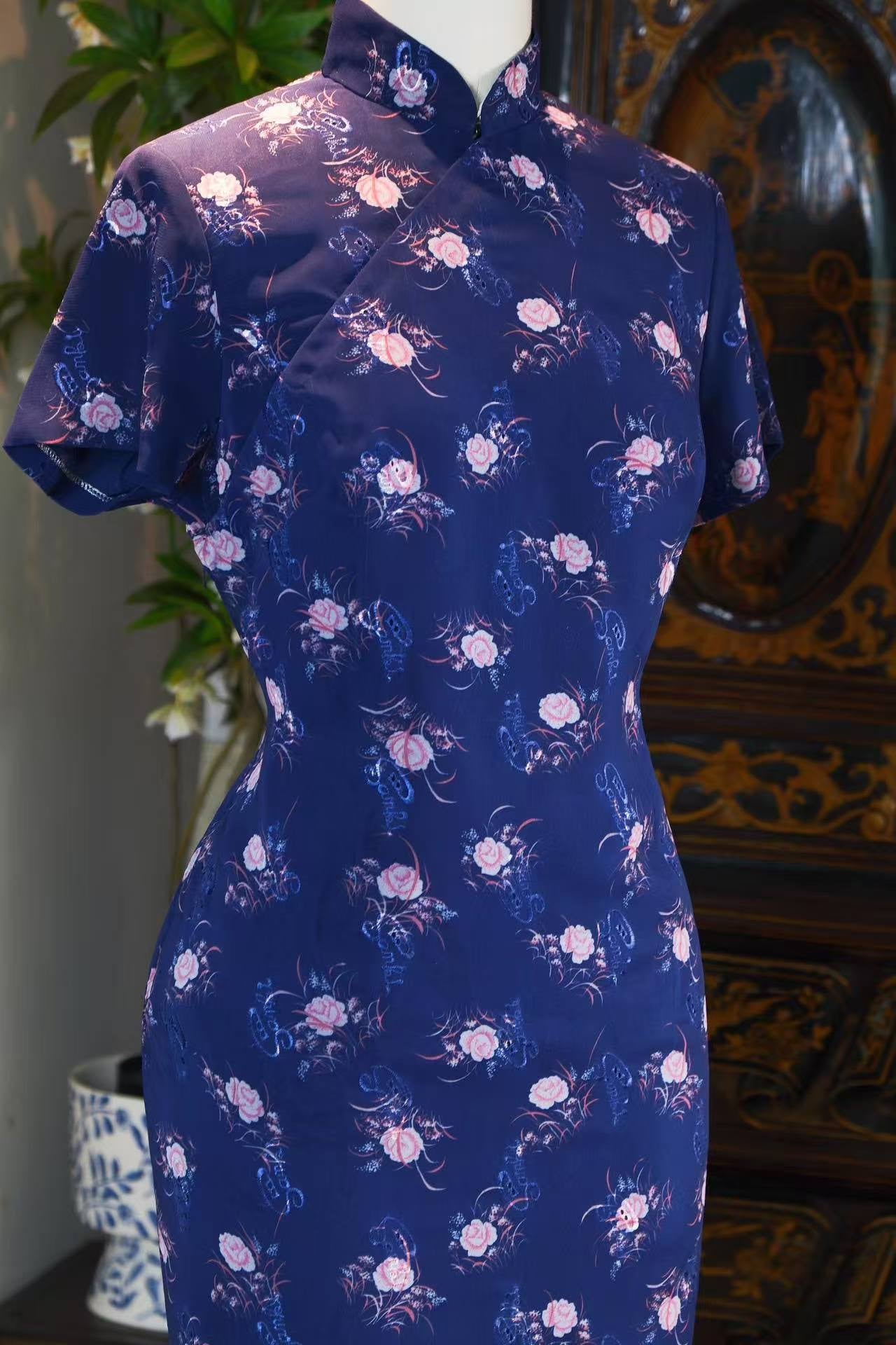 60年代 - 阴丹士林蓝喷绘印花机绣旗袍 | 1960s - Indanthrene Blue: A 1960s Taiwan Airbrushed and Machine-Embroidered Qipao