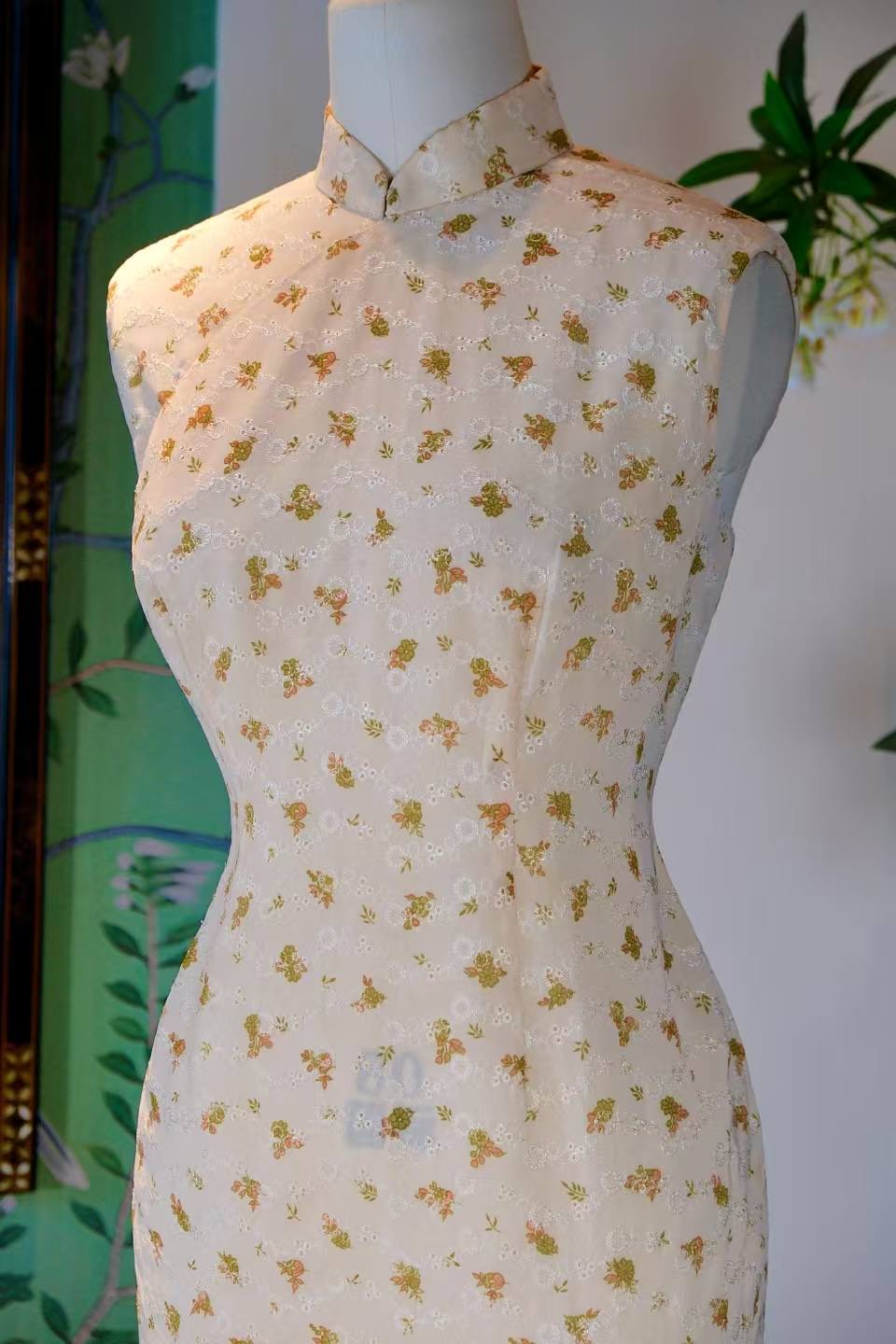 60年代 - 香港产纯棉机器刺绣印花旗袍：凝驻东方美学的时光标本 | 1960s - A Time Specimen of Oriental Aesthetics: A Vintage Hong Kong Pure Cotton Machine-Embroidered Cheongsam
