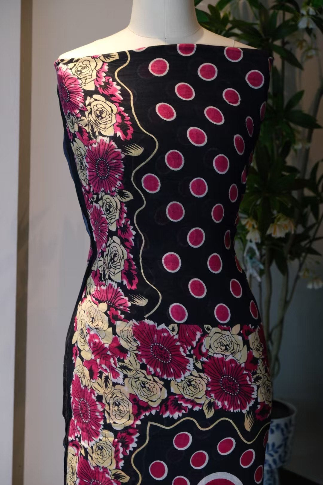 布料名 -【午夜舞会】黑底巨型圆点与柔美玫瑰拼接印花高定艺术布料 | Fabric Name - 【Midnight Ball】Black Base Oversized Dot & Romantic Rose Panel Print Haute Couture Art Cloth