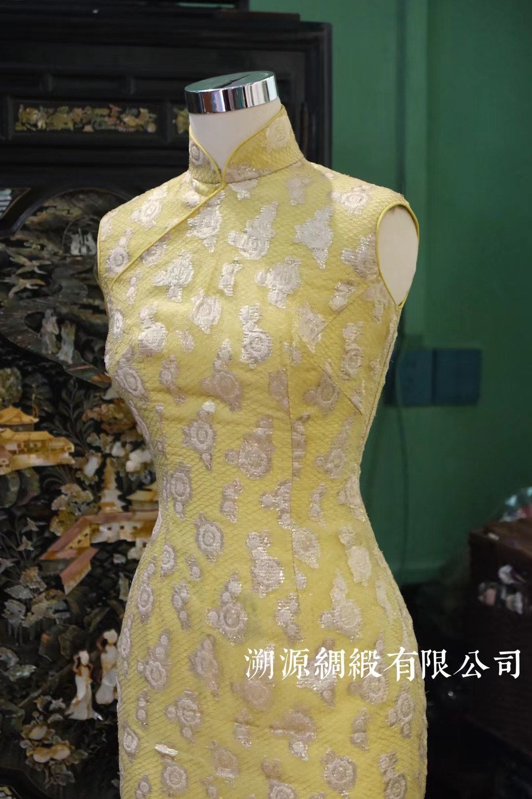 60年代 - 华丽亮黄银光花纹无袖旗袍 | 1960s - Luxurious Metallic Floral Sleeveless Cheongsam