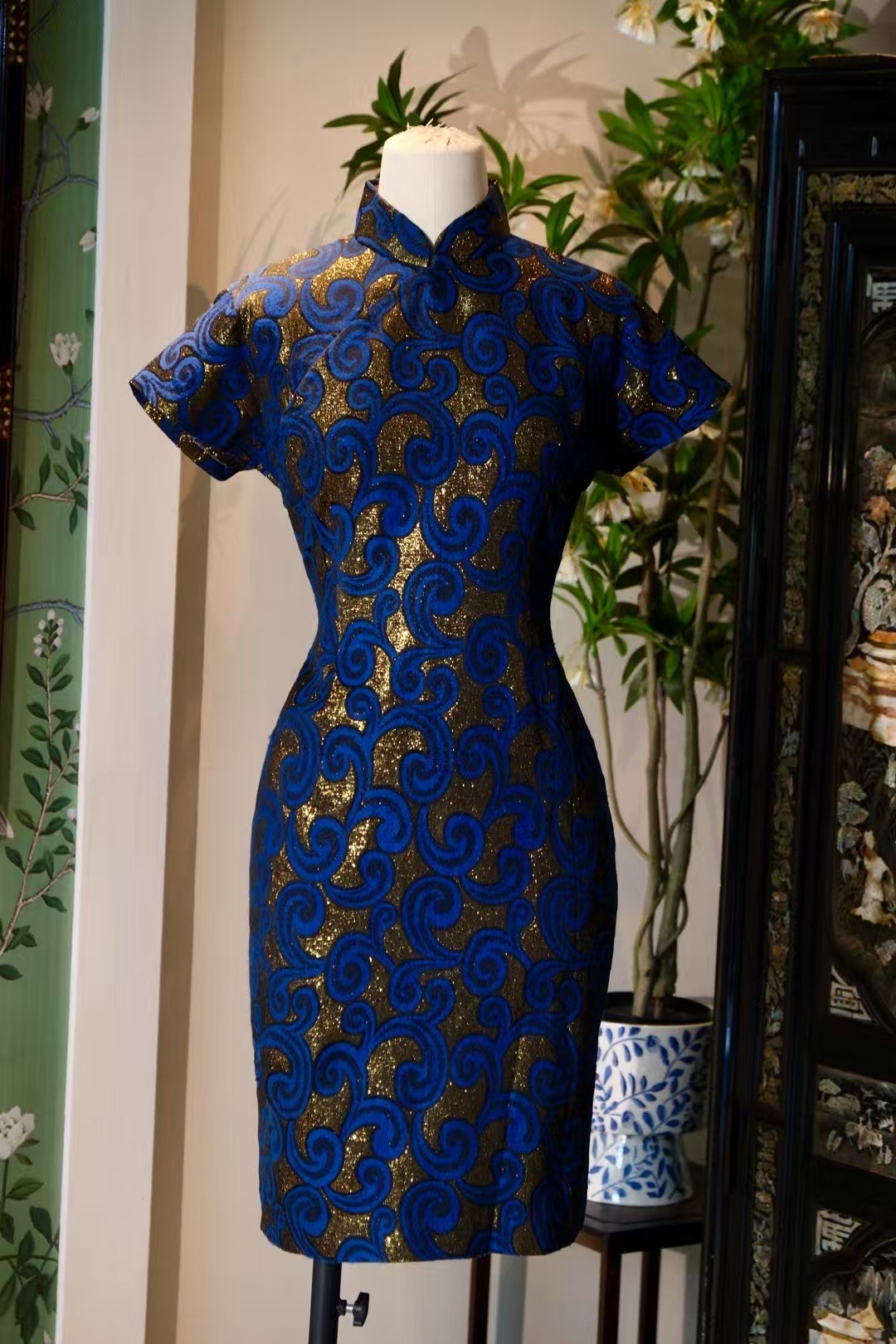 50年代 - 名媛衣櫥・華麗三重奏：素雅閃爍立體紋・織金玫瑰魅影・藍金卷草織錦古董旗袍套組 / 1950s - The Socialite's Wardrobe - A Grand Triple-Set: Subtle Shimmering Texture, Gold-Woven Rose Spectre, and Blue-Gold Scroll Brocade Antique Qipao Collection