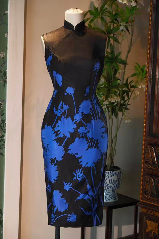 60年代 - 墨舞清韵·钴蓝写意花卉斜纹古董旗袍 | 1960s - The Ink Scroll: Cobalt Floral Xieyi Qipao of the Sixties