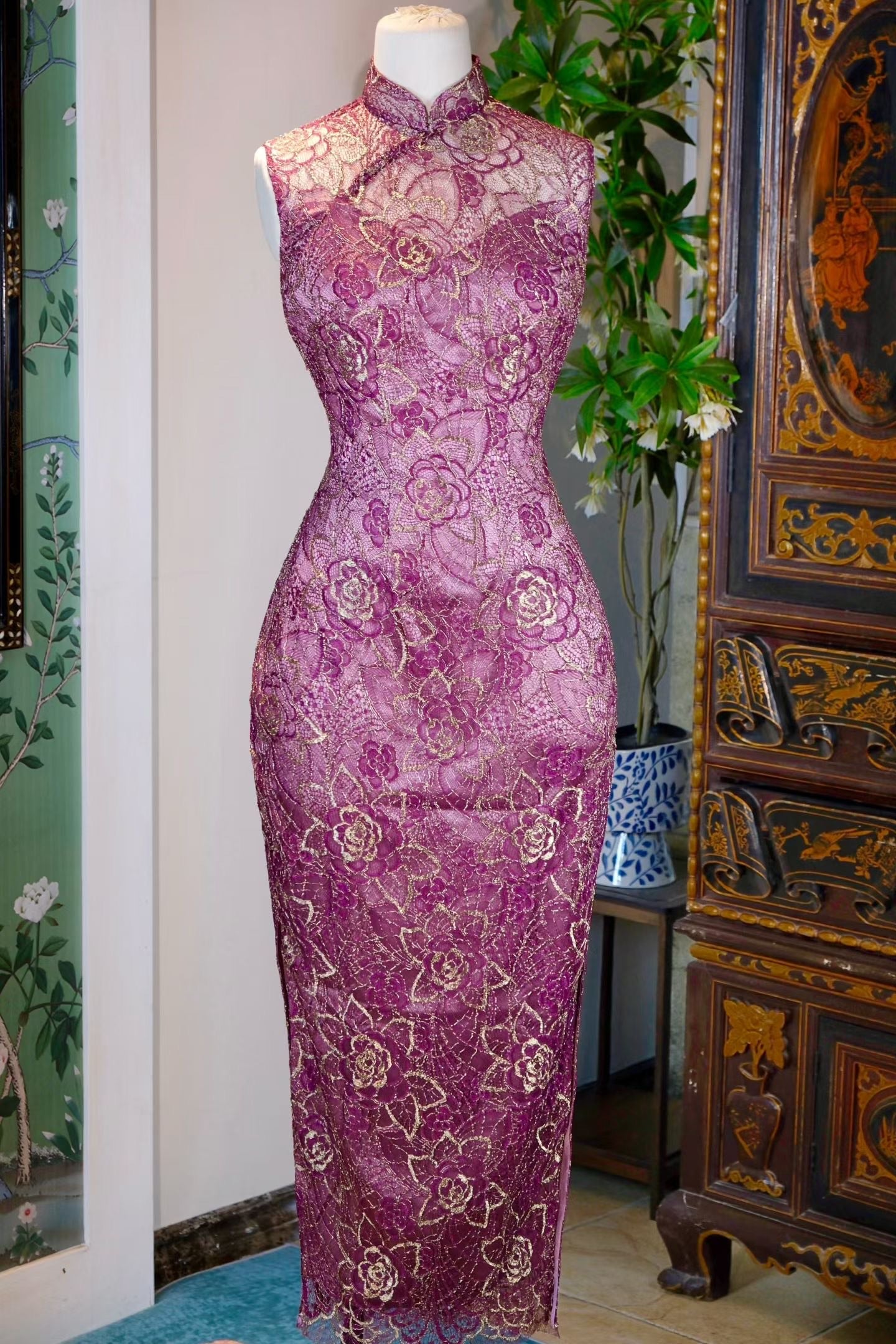 客定结缘 - 绛雪繁花：客订系列·真丝金线骨感蕾丝高级定制旗袍 / Customized Design - Crimson Flora in Gilded Snow: Bespoke Collection — Pure Silk Corded Metallic Lace Couture Qipao