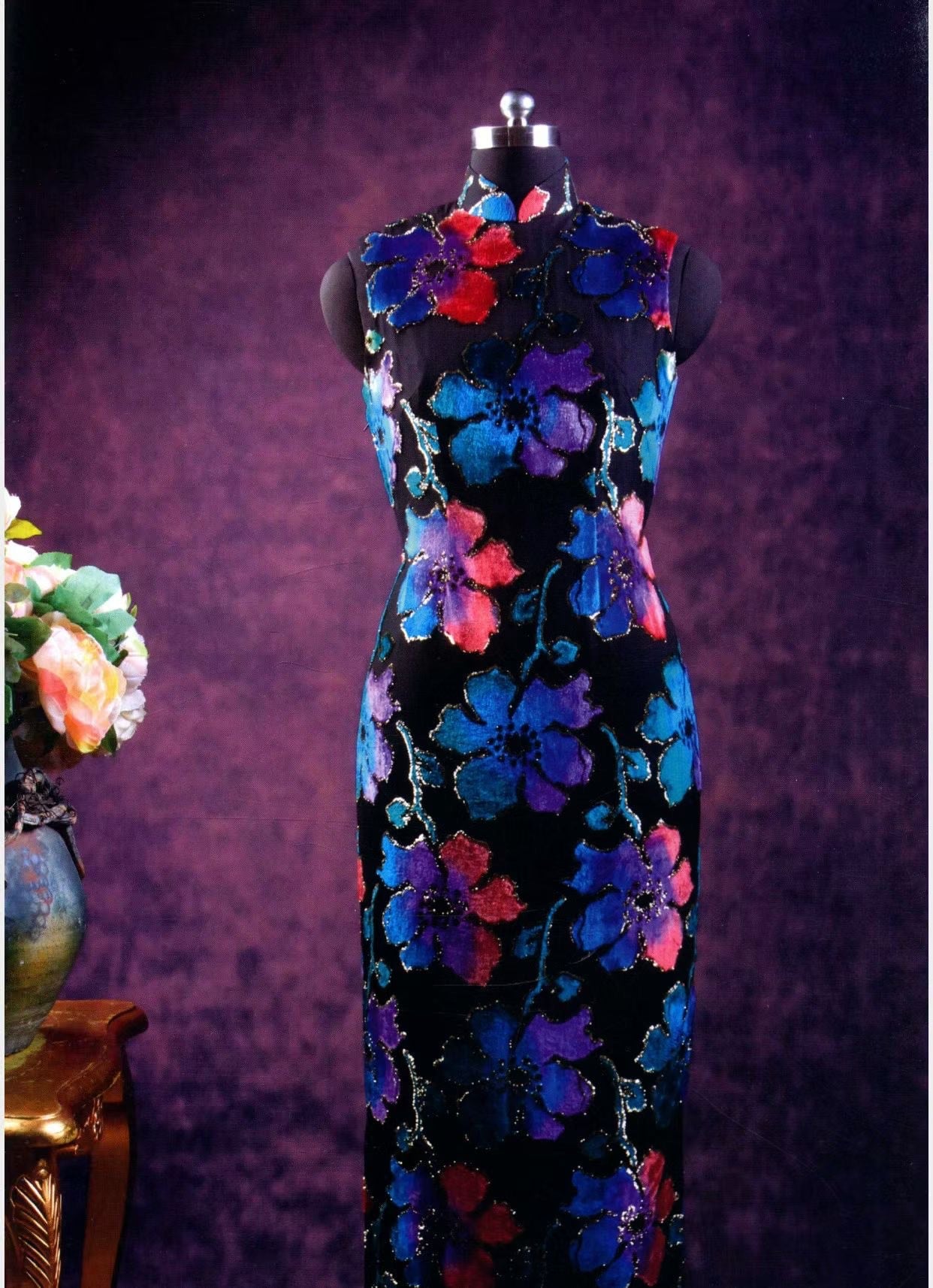 60年代：【霓虹魅影】复古黑底丝绒植绒荧光色几何印花中袖长款旗袍 | 1960s：【Neon Mirage】Retro Black Velvet Flocked Fluorescent Geometric Print Mid-Sleeve Long Qipao