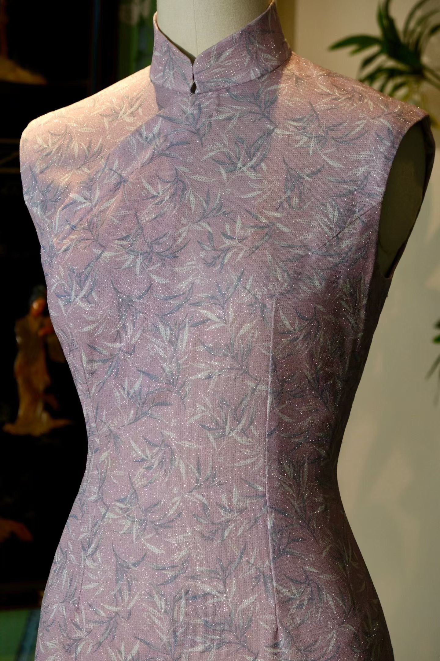 60年代 - 「兰影凝紫」：上世纪六十年代织银竹叶纹古董港式旗袍 / 1960s - "Orchid Shadow in Lilac Mist": A 1960s Vintage Hong Kong Qipao with Lurex-Woven Leaf Motif