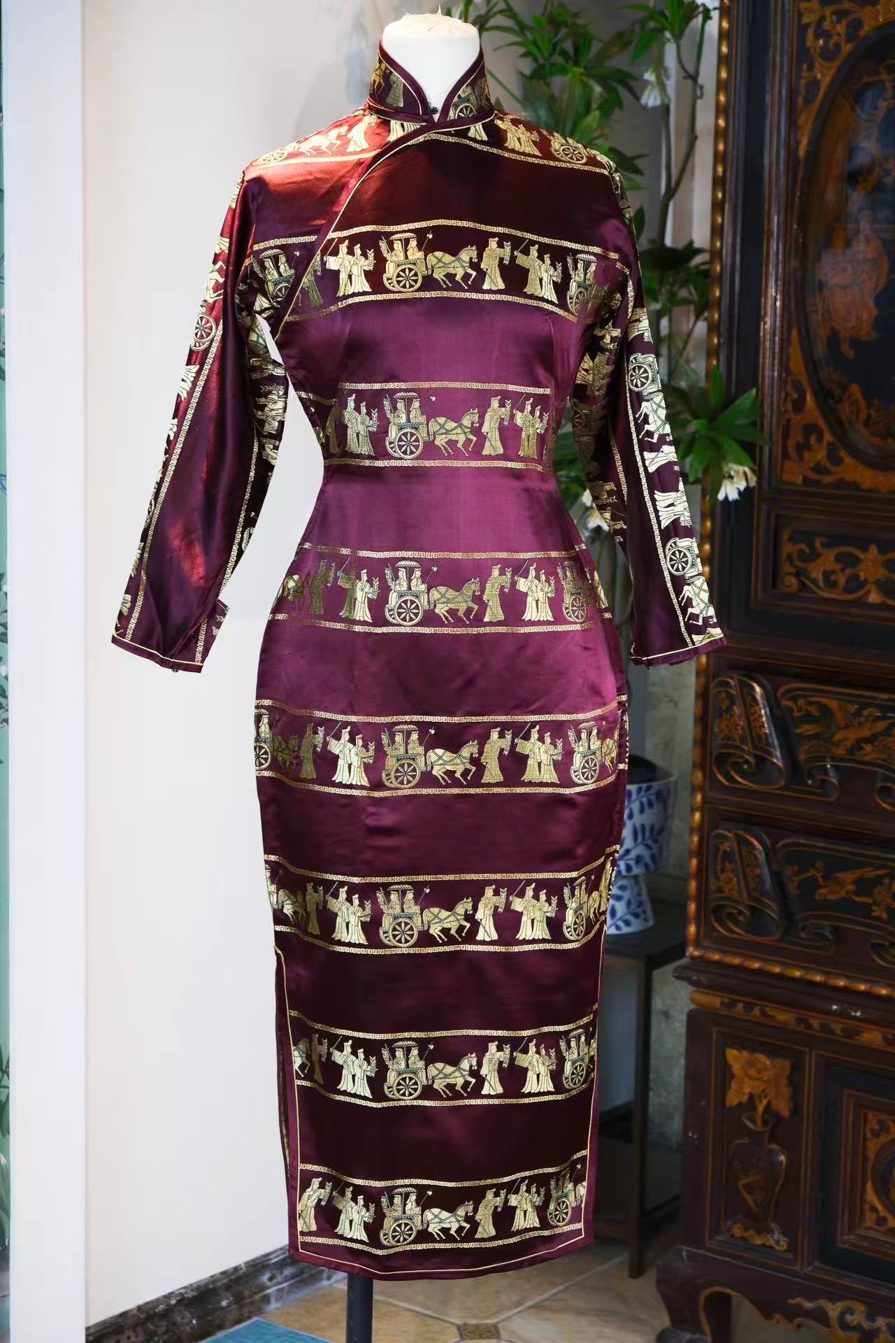 40年代 - 紫魅惊鸿·1940年代海派酒红织锦提花金线车马出行图古董旗袍 | 1940s - Purple Glamour & Startled Swan: A Late 1940s Shanghai-Style Wine Red Brocade Cheongsam with Gold-Woven Chariot Procession