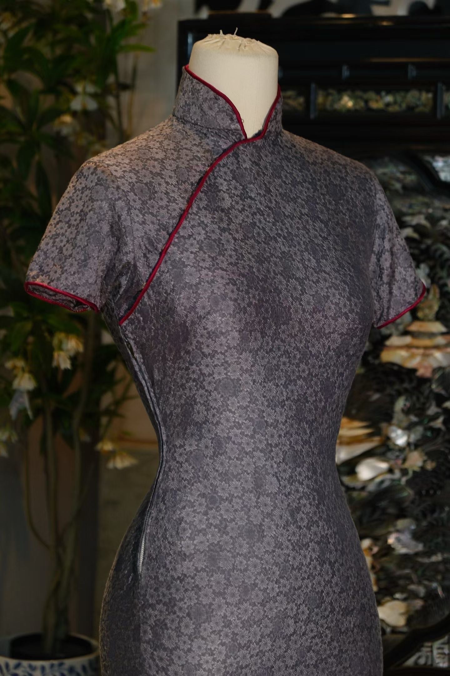 50年代 - 「冰裂瓷韵」：上世纪五十年代提花丝绸线香绲花瓶底古董大陆旗袍 / 1950s - "Porcelain Crackle": A 1950s Mainland China Vintage Qipao with Jacquard Silk, Incense-Thread Piping, and Vase Silhouette