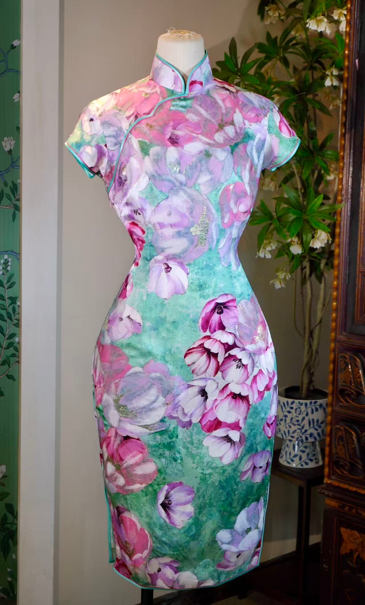 客定结缘 - 《莫奈花园·浮光掠影：苏绣工艺金丝晕染艺术旗袍》 | Customized Design - "Monet’s Garden · Fleeting Light: Art Qipao with Su Embroidery & Gilded Impressionist" Florals