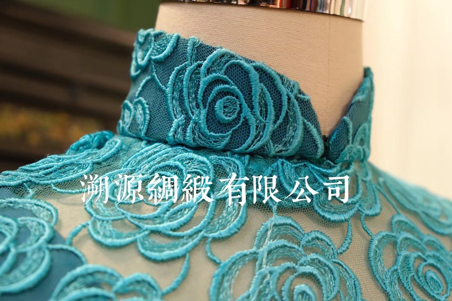 60年代 - 摩登珍藏：湖蓝色玫瑰蕾丝无袖修身旗袍（通体刺绣花卉）| 1960s - Vintage Collection: Teal Blue Rose Embroidered Lace Sleeveless Sheath Qipao