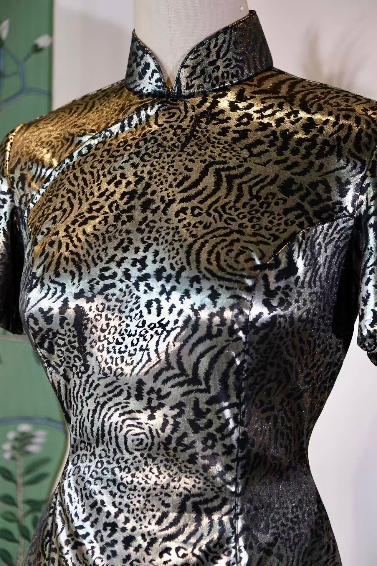 60年代 - 金属织银豹纹旗袍：六十年代港岛摩登图腾_HL | 1960s - The Silver-Woven Metallic Leopard Print Qipao: A Modernist Totem of 1960s Hong Kong_HL