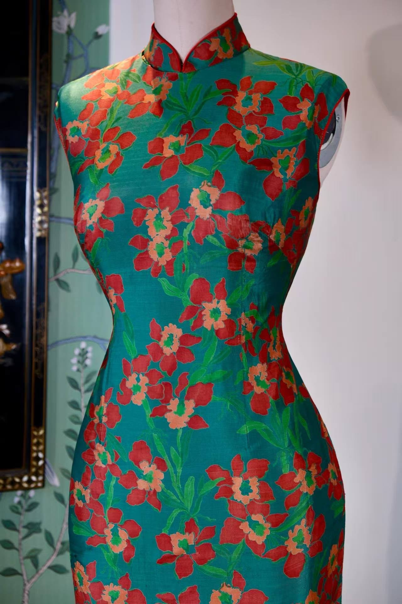 60年代 - 红肥绿瘦·六十年代香港艳丽印花斜纹绸古董旗袍 | 1960s - Red Fleshy, Green Lean: A 1960s Hong Kong Vintage Cheongsam in Vibrant Printed Twill Silk