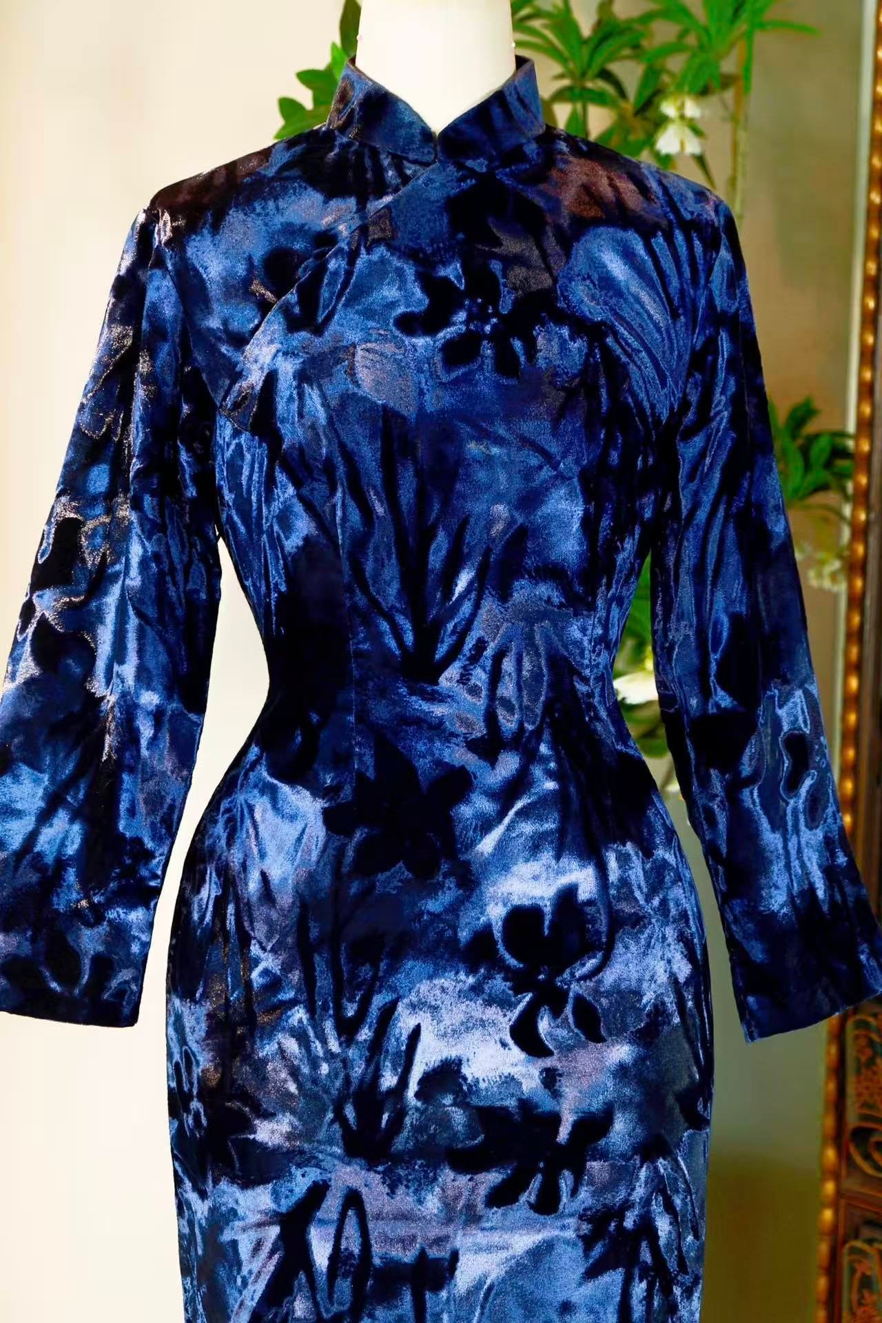 60年代 - 台湾产压花金丝绒光影曳地古董旗袍 | 1960s - Light and Shadow on Velvet: A Vintage Taiwanese Embossed Gold Velvet Cheongsam