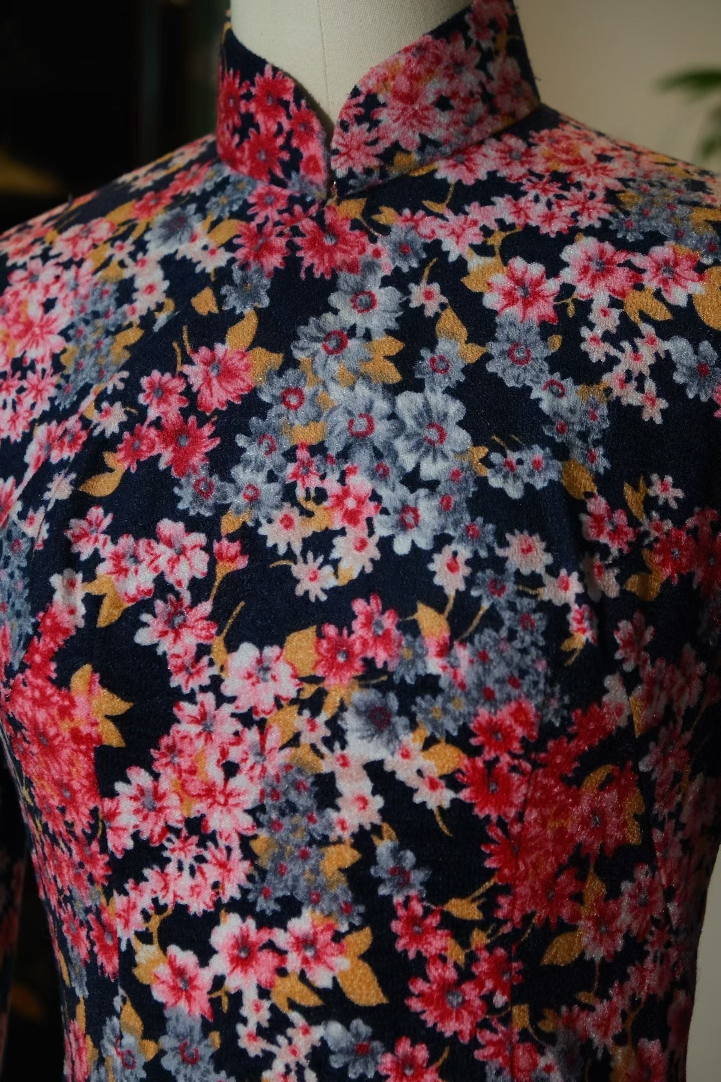 60年代 - 织银针织印花古董港式旗袍 / 1960s - A Pair of Vintage Hong Kong-Style Qipaos featuring Rare Knit Floral Print and Lurex Detailing