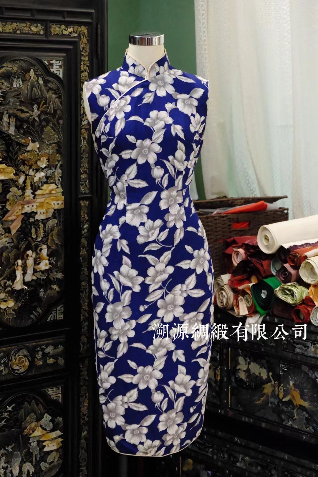 60年代 - 深海花影·摩登对比：宝蓝色写意无袖古董旗袍 | 1960s - The Midnight Bloom Cheongsam: Royal Blue Contrast Sleeveless Qipao