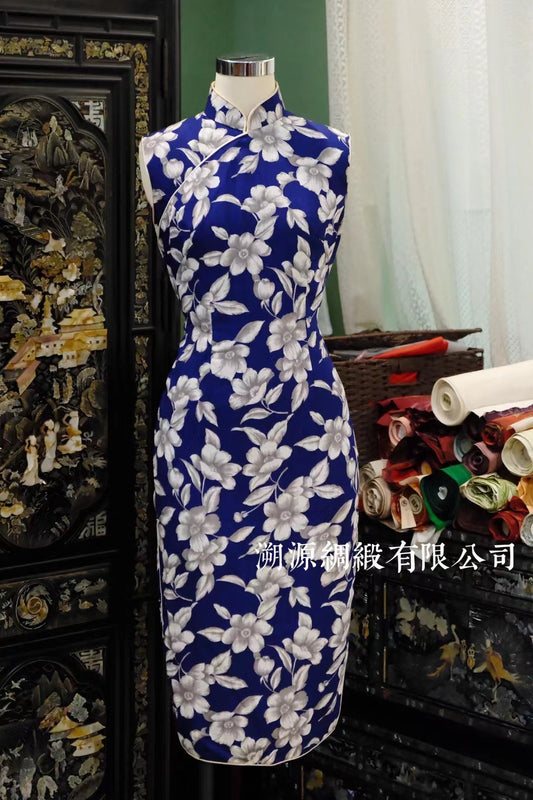 60年代 - 深海花影·摩登对比：宝蓝色写意无袖古董旗袍 | 1960s - The Midnight Bloom Cheongsam: Royal Blue Contrast Sleeveless Qipao