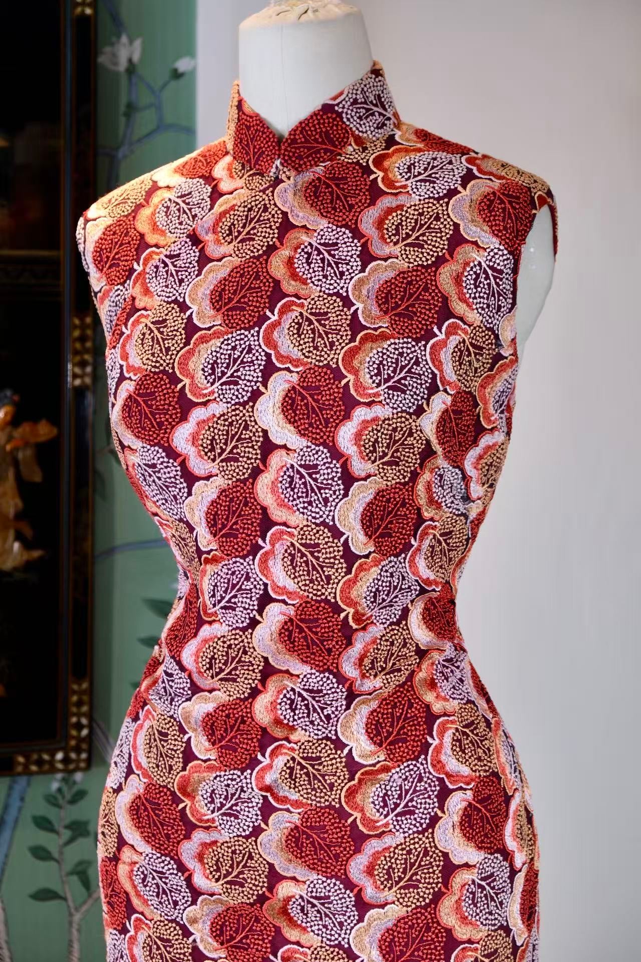 60年代 - 刺繡蕾絲梅花樹葉港工旗袍 (紅底無袖款) | 1960s - Embroidered Lace Plum Blossom and Foliage Hong Kong-Style Qipao (Red Base Sleeveless)
