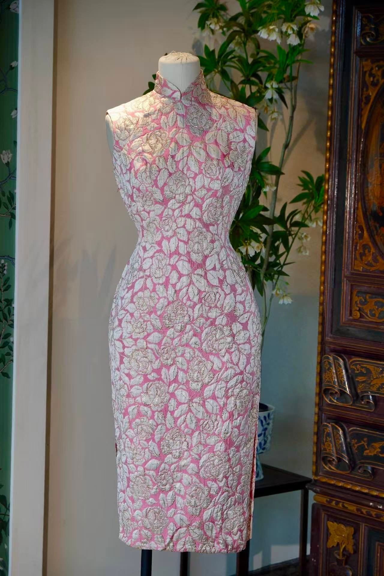 60年代 - 意大利进口玫瑰织金提花古董港式旗袍 | 1960s - A Vintage 1960s Hong Kong Cheongsam with Italian Imported Gold Brocade Rose Jacquard