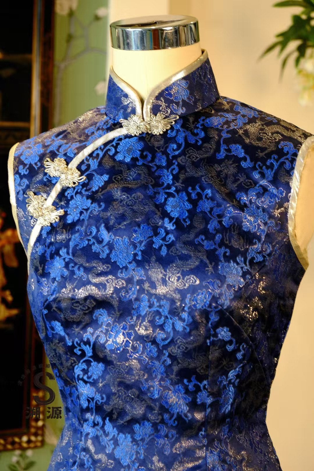 60年代 - 「深海龙吟」上世纪六十年代港式定制克莱因蓝（宝蓝）织金织锦缎无袖曳地旗袍：银丝绲边与龙纹牡丹图案 / Customized Design - The "Ocean Dragon's Roar": 1960s Hong Kong Couture Klein Blue Brocade Qipao with Gold-Woven Dragon and Peony Motif, Sleeveless Floor-Length Gown with Silver Metallic Piping.