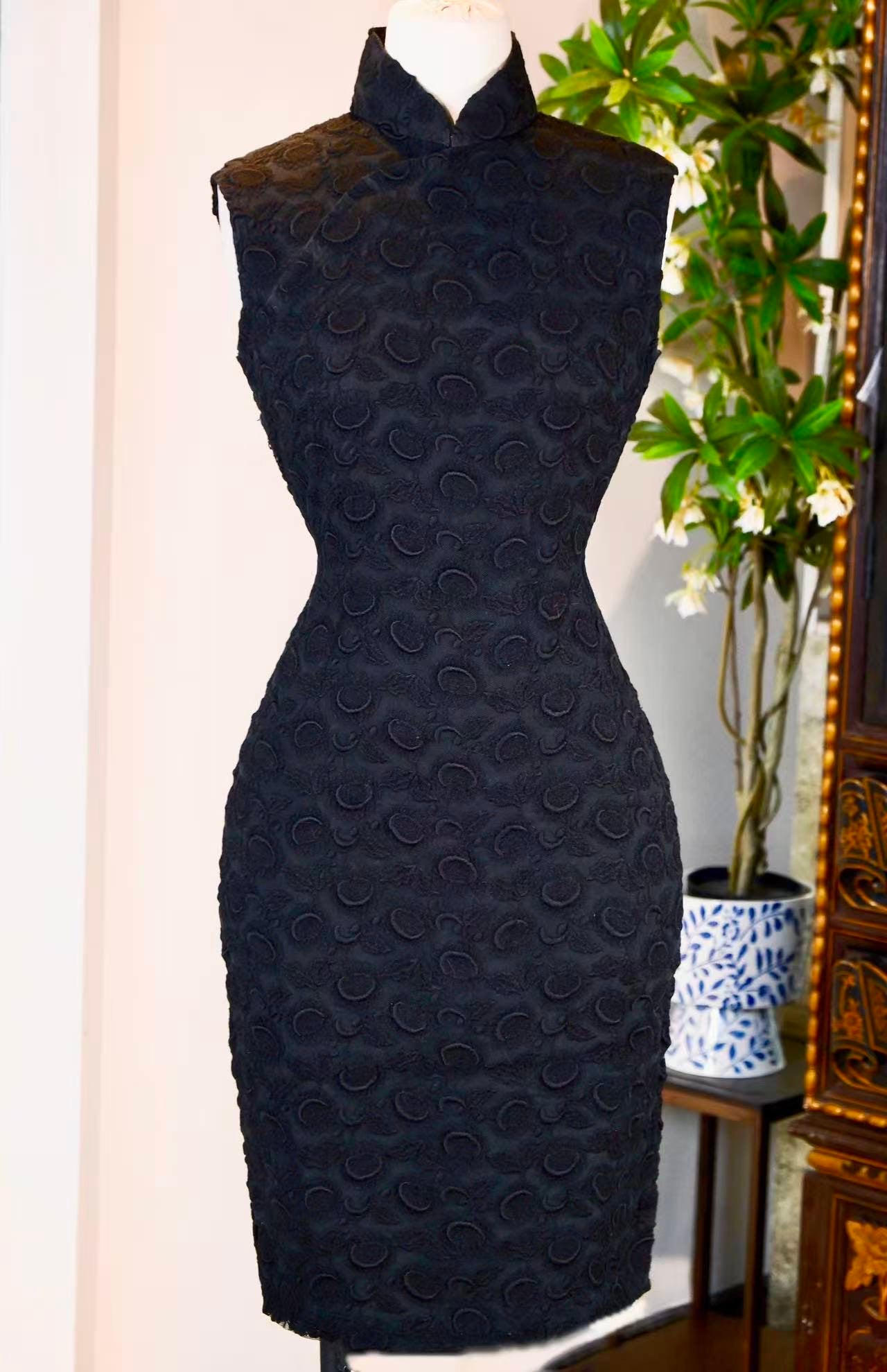 60年代 - 六十年代中期法国蕾丝香港名师剪裁古董旗袍 | 1960s - 1960s Mid-Century Antique Qipao: French Embroidered Lace with Hong Kong Bespoke Tailoring