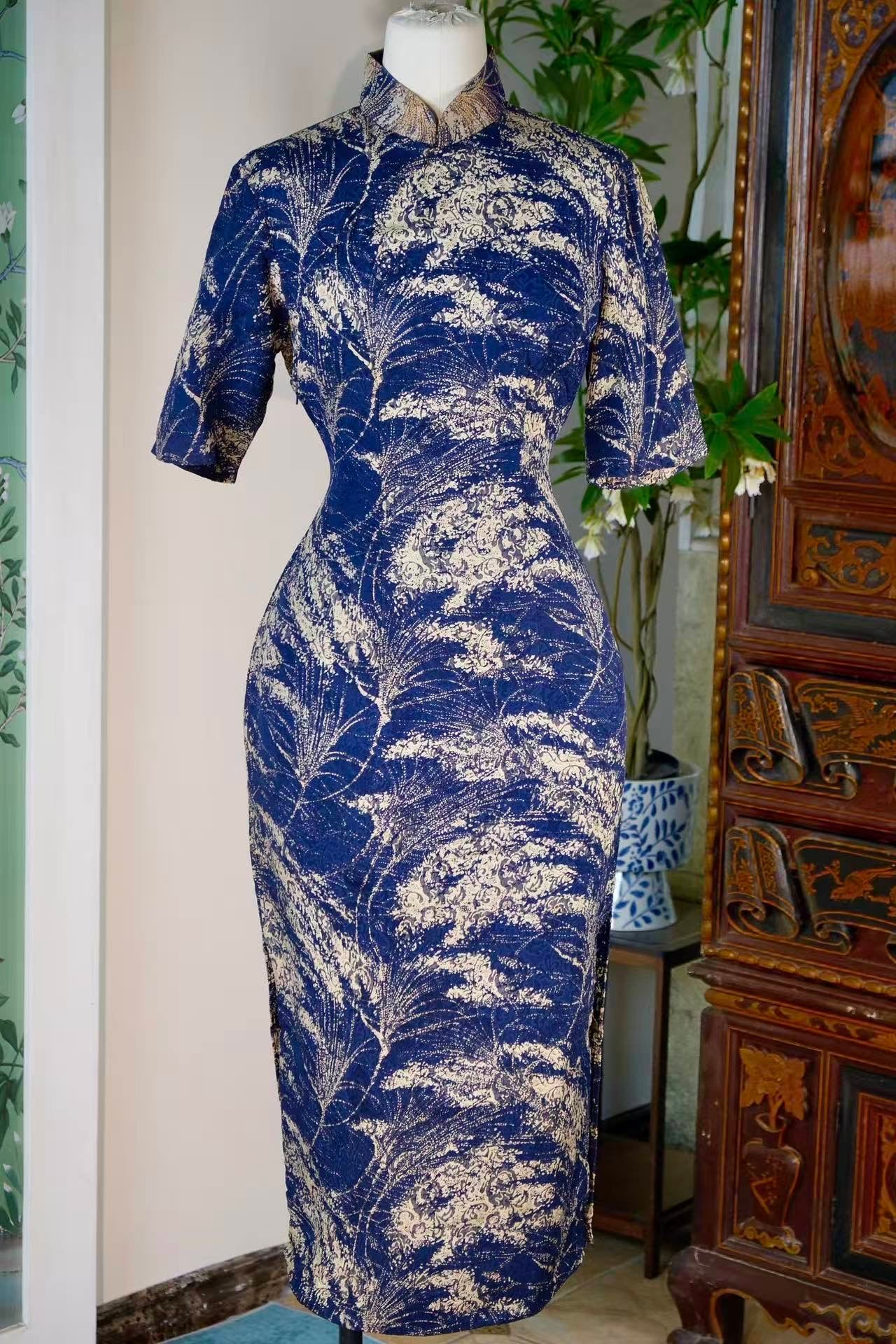 60年代 - 蓝金寓言·1960年代台湾产靛蓝斜纹绸米金羽叶卷草纹古董旗袍 | 1960s - Blue-Gold Fable: A 1960s Taiwan Vintage Indigo Silk Twill Cheongsam with Beige-Gold Feather-Leaf and Scroll Motifs