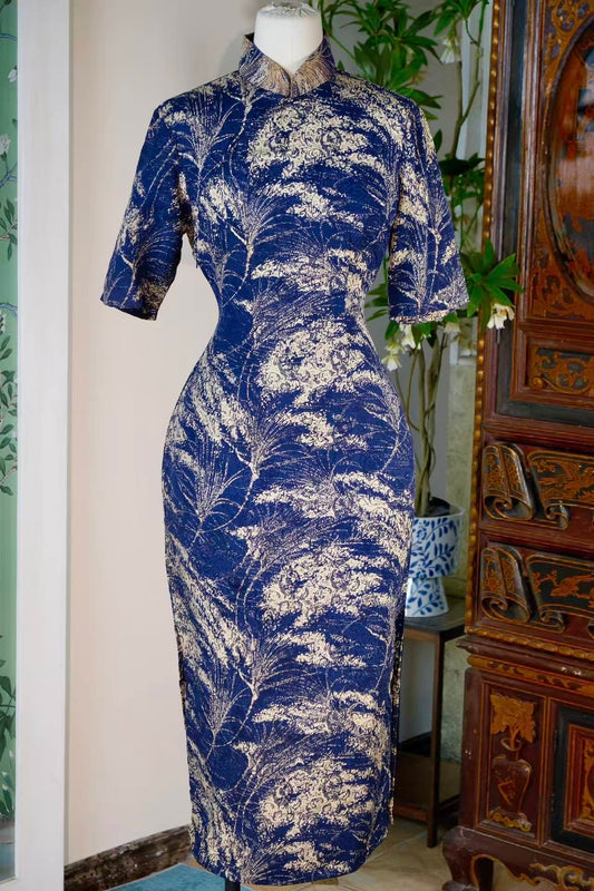 60年代 - 蓝金寓言·1960年代台湾产靛蓝斜纹绸米金羽叶卷草纹古董旗袍 | 1960s - Blue-Gold Fable: A 1960s Taiwan Vintage Indigo Silk Twill Cheongsam with Beige-Gold Feather-Leaf and Scroll Motifs