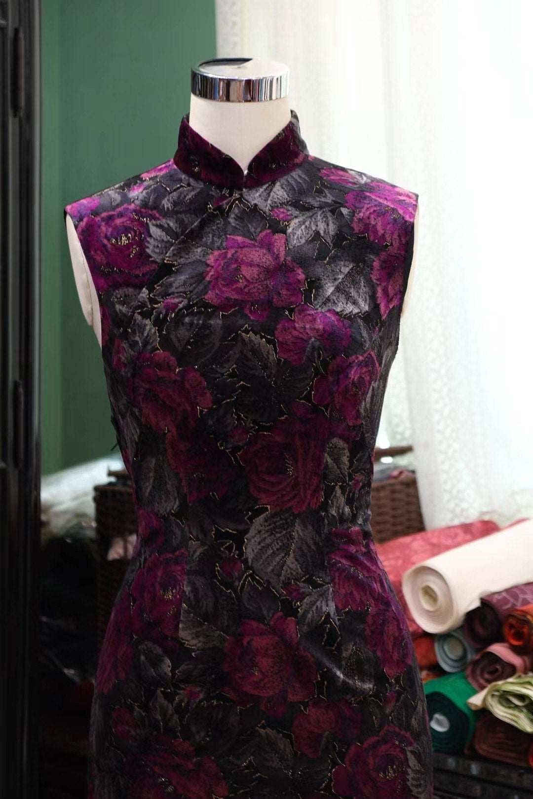 60年代 - 老上海风情：紫黑撞色丝绒浮雕金丝玫瑰无袖古董旗袍 | 1960s - Old Shanghai Opulence: Plum & Black Contrasting Velvet Gold-Thread Raised Rose Sleeveless Vintage Qipao/Cheongsam