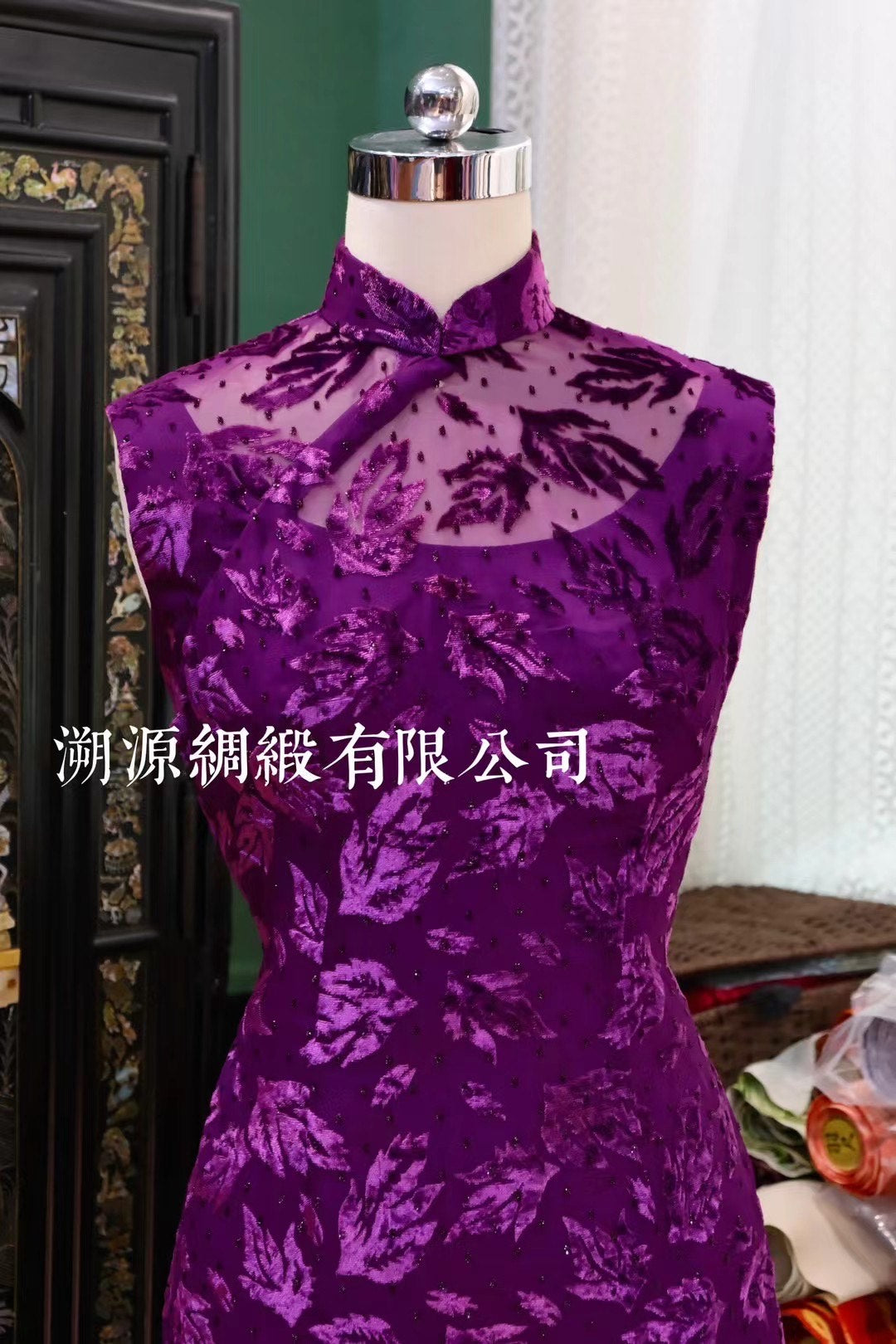 60年代 - 华丽珍藏：齐紫地烧花丝绒织银挖胸无袖港式旗袍 | 1960s - Luxury Vintage: Imperial Purple Velvet Burnout Sheer-Yoke Sleeveless Hong Kong Qipao