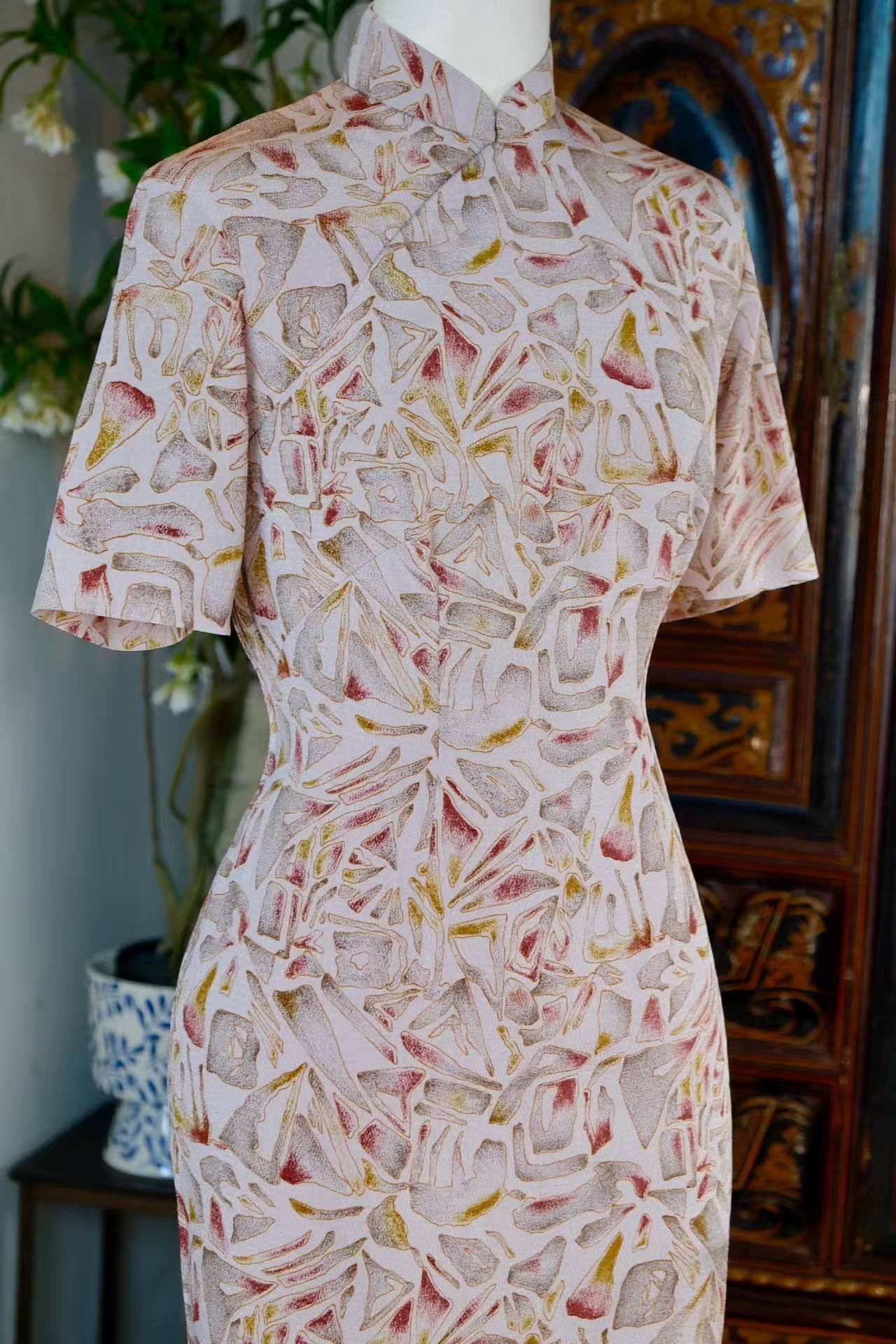 60年代 - 六十年代台湾风华：肌理绉纱“破碎琉璃”抽象几何印花古董旗袍 — 战后华人服饰的现代性实验与身体诗学 |  1960s - 1960s Taiwan Elegance: A Vintage Textured Crepe Cheongsam with "Shattered Stained-Glass" Abstract Geometric Print — A Specimen of Post-War Modernist Experimentation and Bodily Poetics