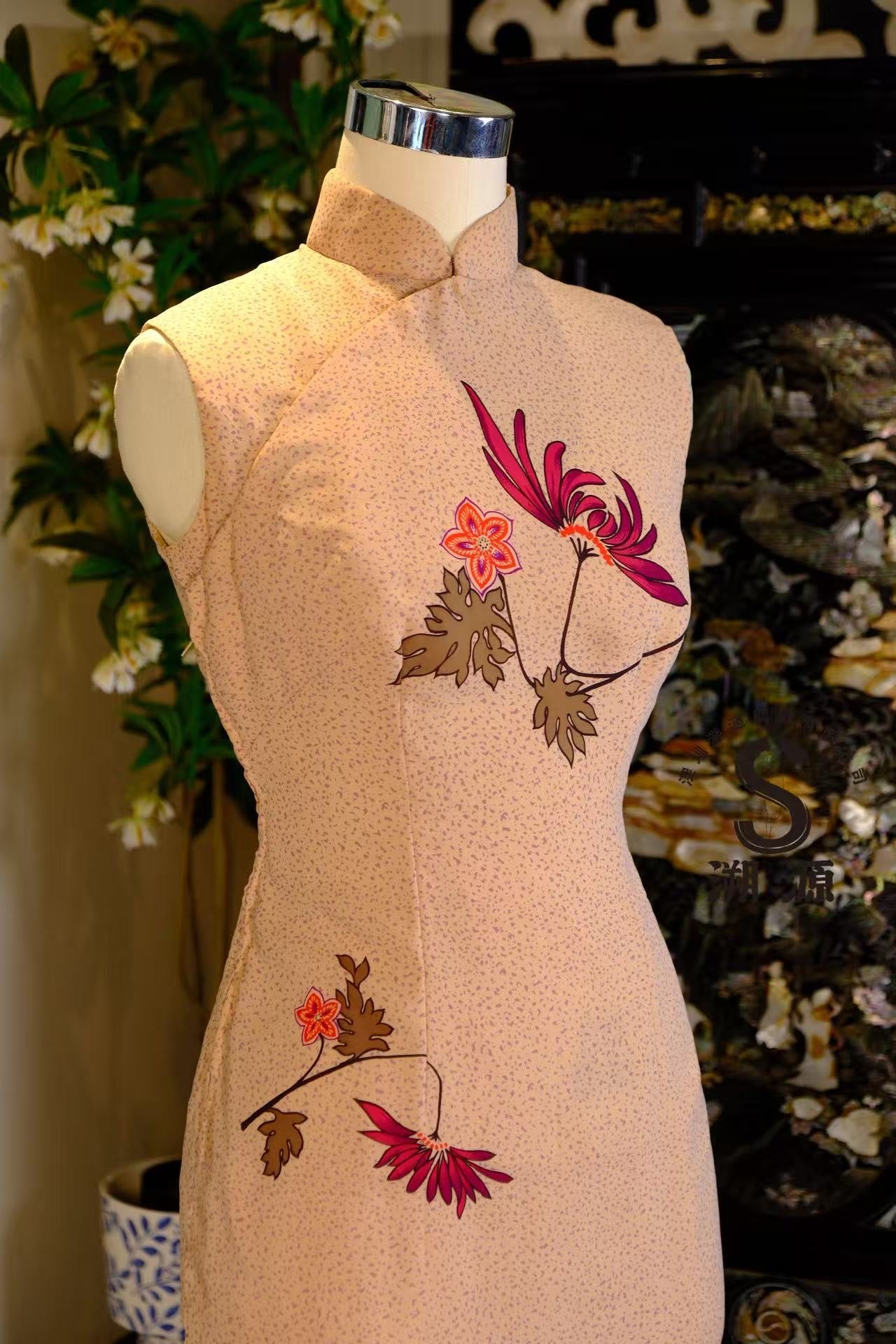 60年代 -【米色秋韵】疏影暗香：点状肌理米底高定无袖旗袍——绛紫色秋菊印花 | 1960s - "Misty Autumn Hue" Subtle Scent & Shadow: Couture Sleeveless Cheongsam with Dotted Beige Base and Deep Plum Chrysanthemum Print