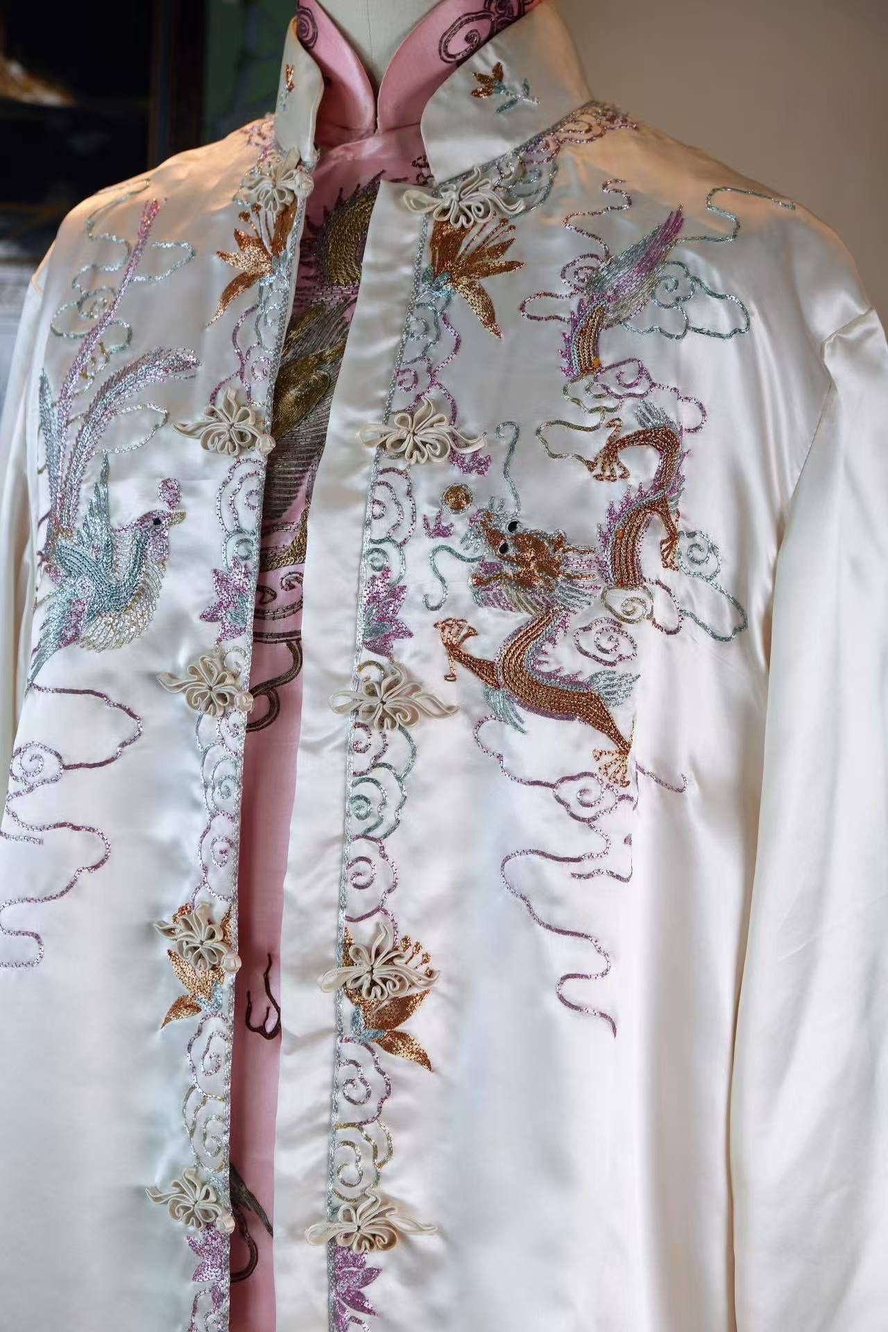 50年代 - 五十年代梅花牌龙凤呈祥旗袍短褂套装：粤绣盘金绣技艺与东方美学的古董遗珍 | 1950s - 1950s "Plum Blossom" Brand Dragon &amp; Phoenix Suit: An Archival Treasure of Yue Embroidery and Oriental Aesthetics