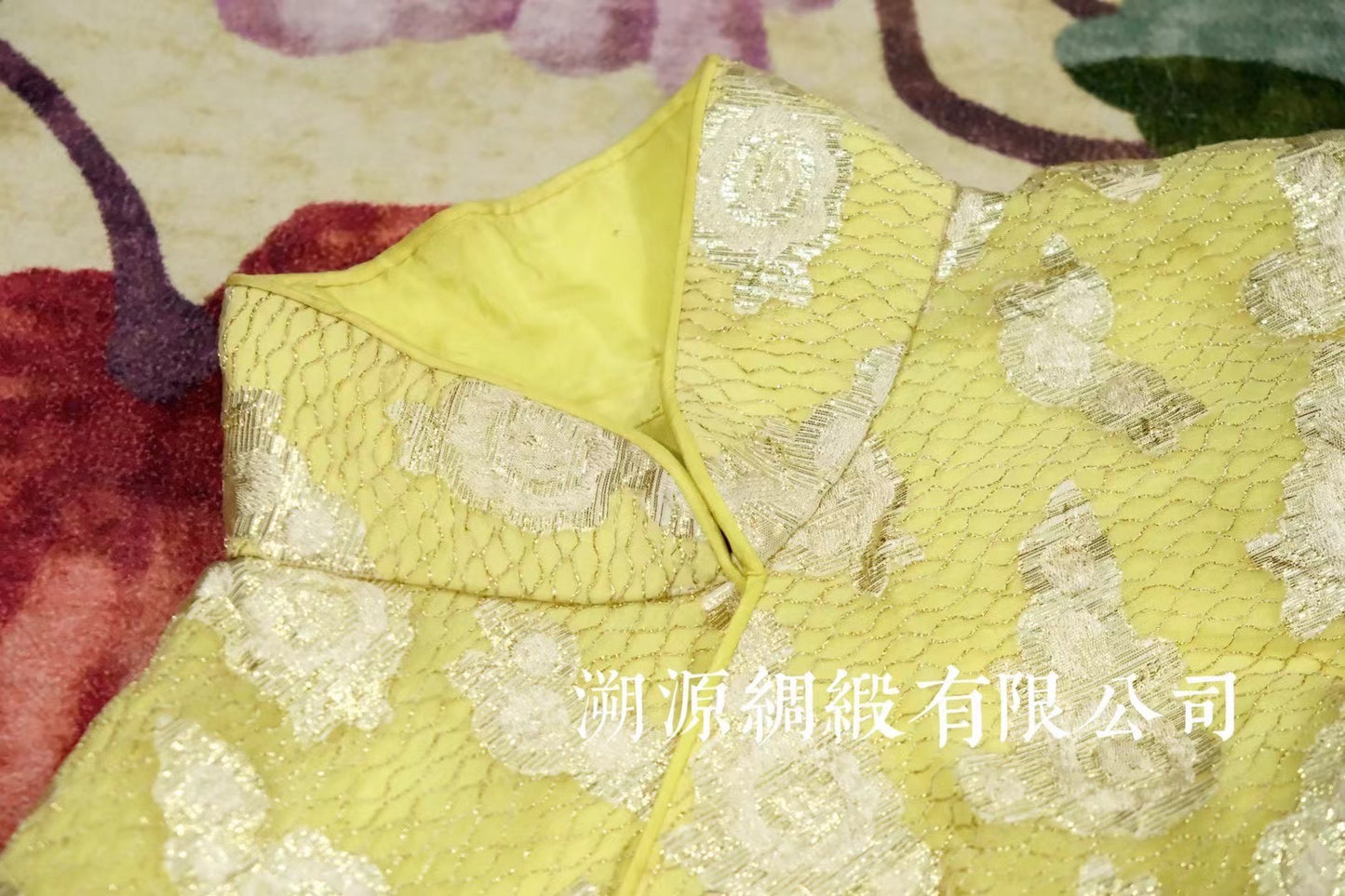 60年代 - 华丽亮黄银光花纹无袖旗袍 | 1960s - Luxurious Metallic Floral Sleeveless Cheongsam