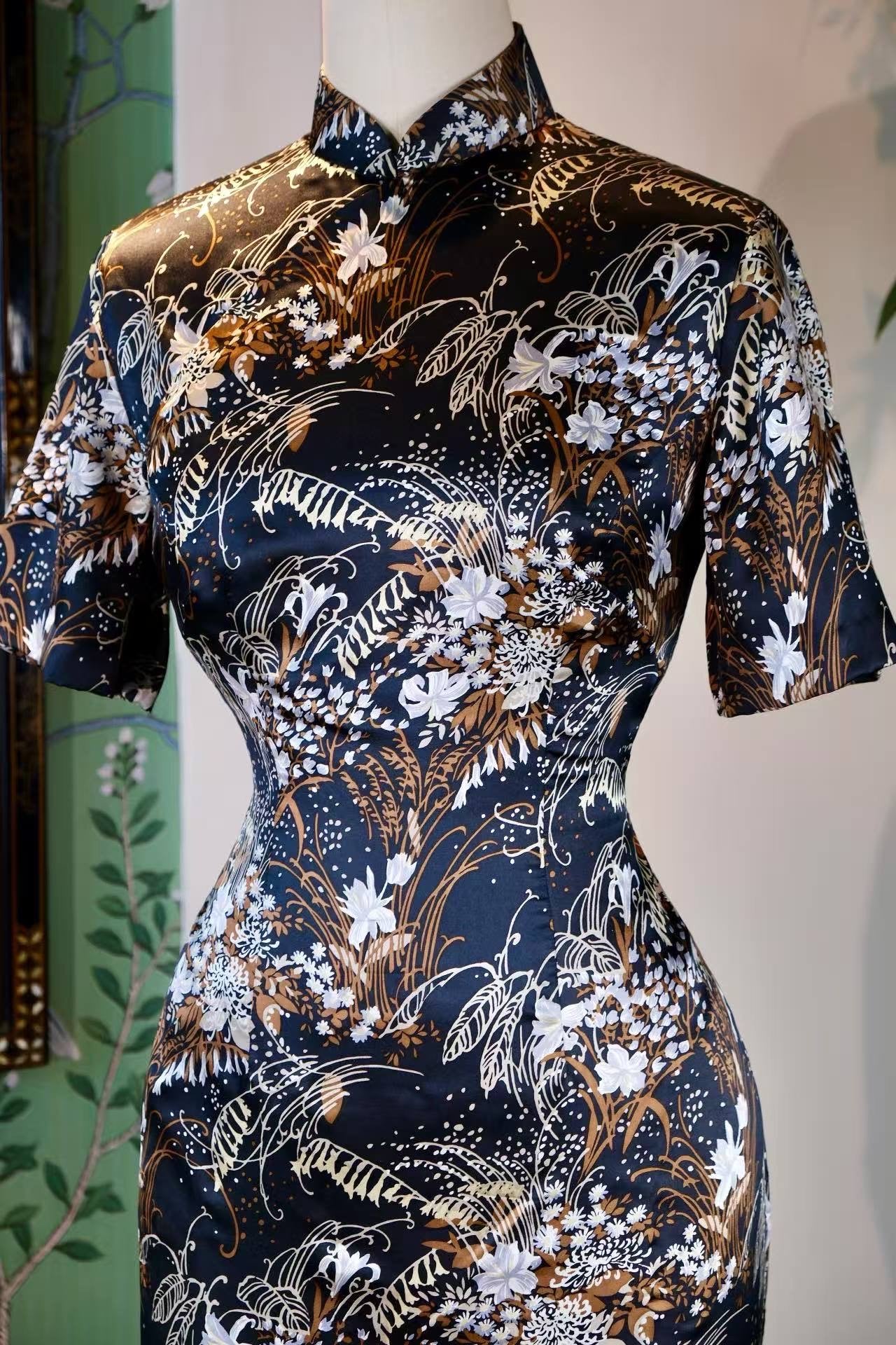 60年代 - 月华诗篇·六十年代香港藏青缎面白金印花缠枝萱草古董旗袍 | 1960s - Poem of Lunar Radiance: A 1960s Hong Kong Vintage Cheongsam in Navy Satin with White and Gold Scrolling Hemerocallis Print