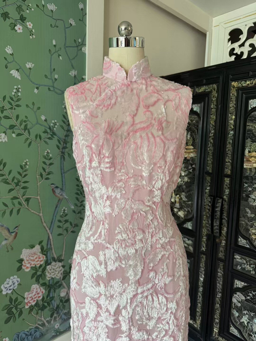 客定结缘 - 华贵典雅：粉底白绒浮雕花卉无袖旗袍 |  An Elegant Sleeveless Qipao/Cheongsam in Pale Pink with White Raised/Flocked Floral Motif